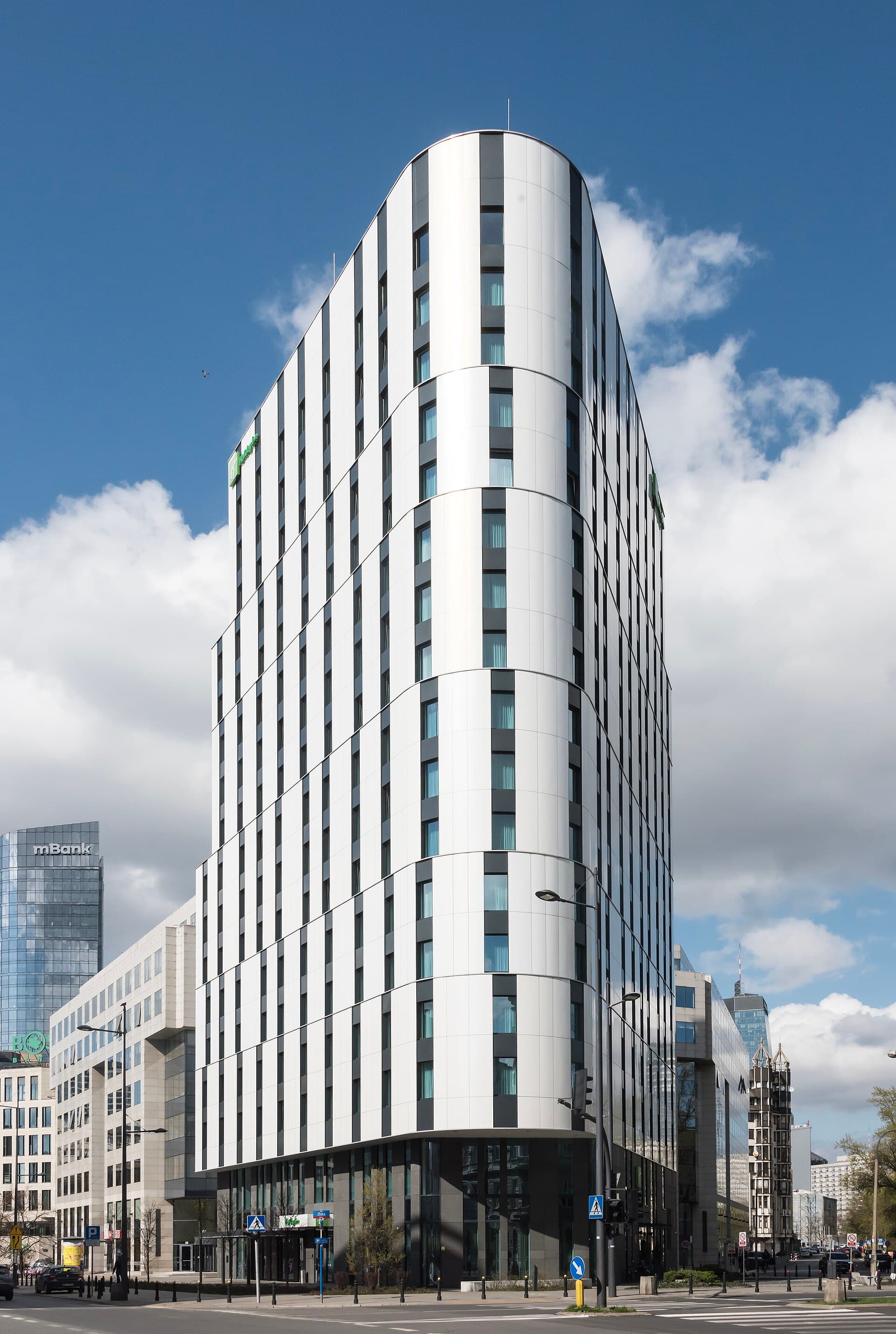 Holiday Inn Warszawa City Centre (via Wikimedia Commons, CC BY 3.0 pl)