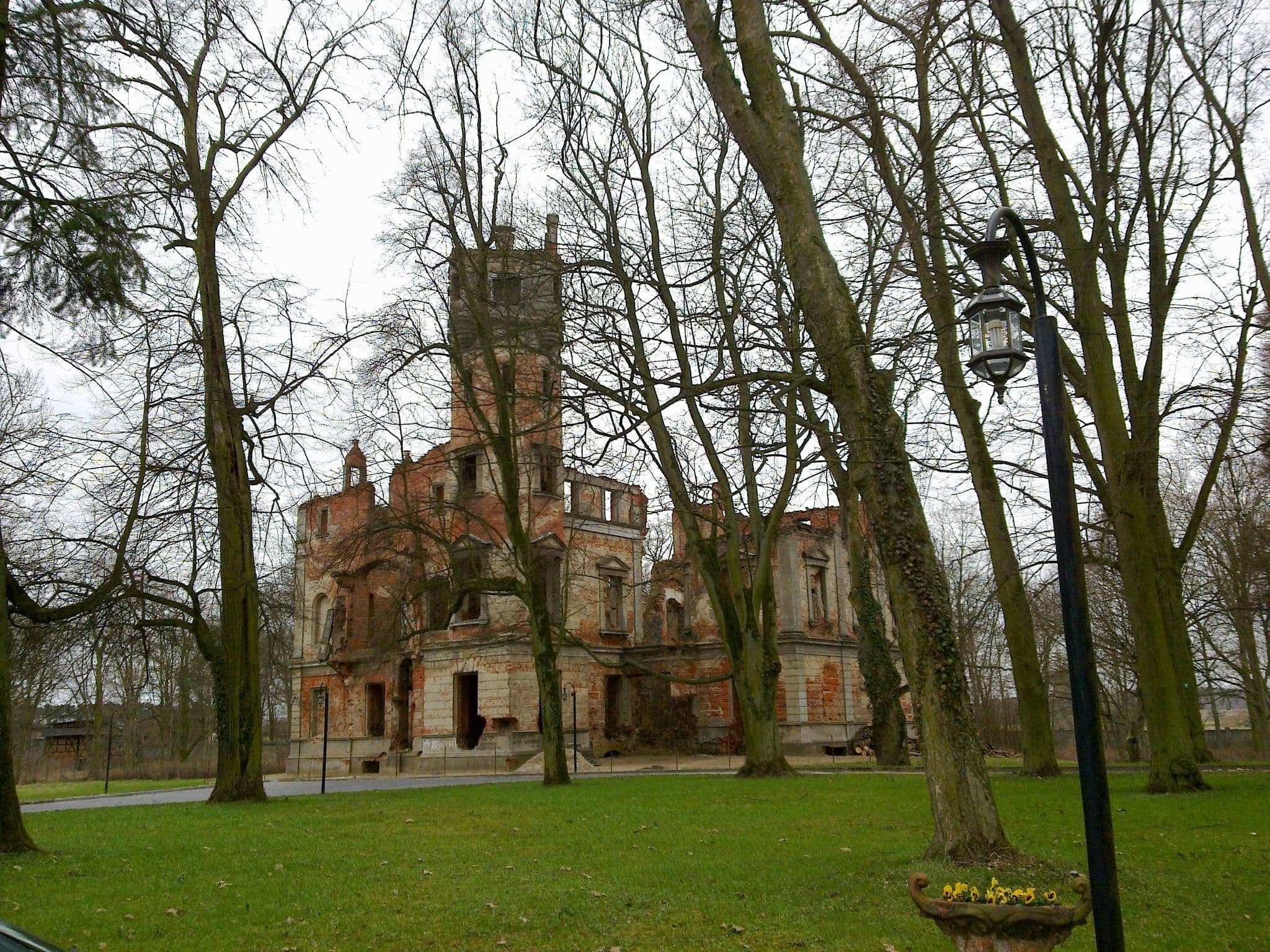 Street view near Pałac Runowo, Więcbork — © racibo (CC BY-SA · Mapillary)