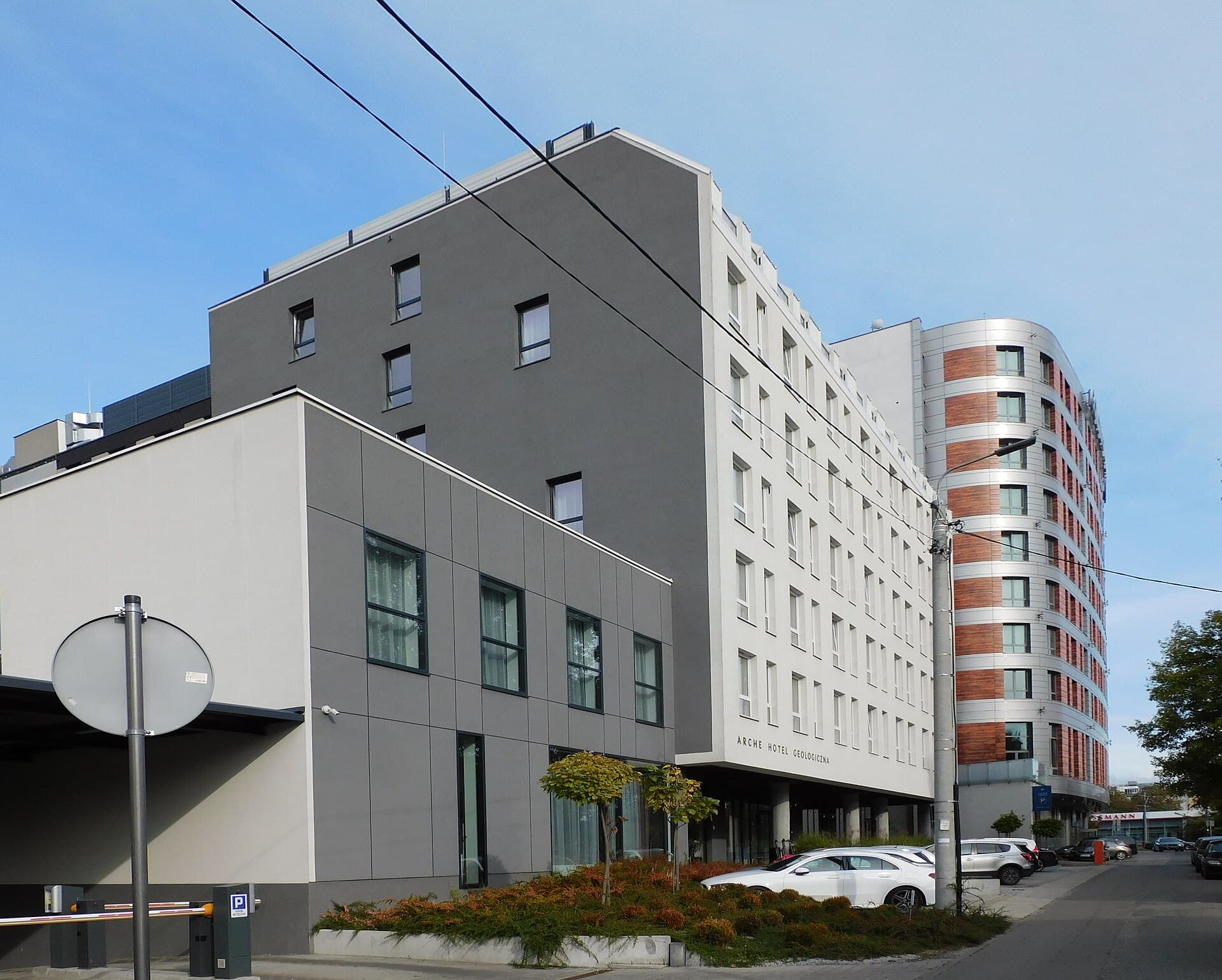 Arche Hotel Geologiczna (via Wikimedia Commons, CC BY-SA 4.0)