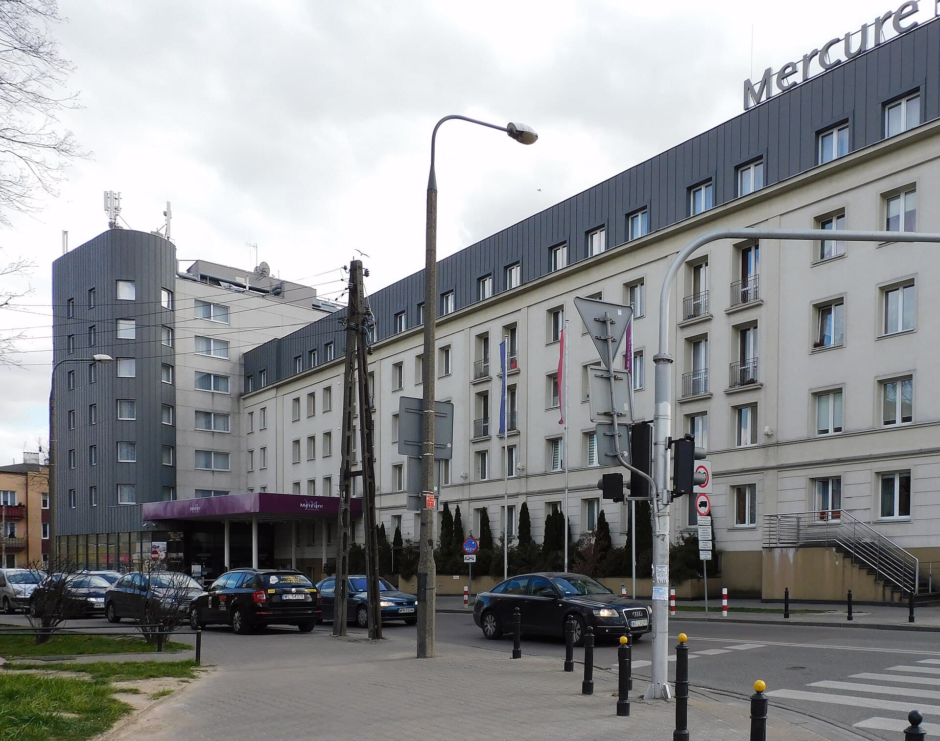 Mercure Warszawa Airport (via Wikimedia Commons, CC BY-SA 4.0)