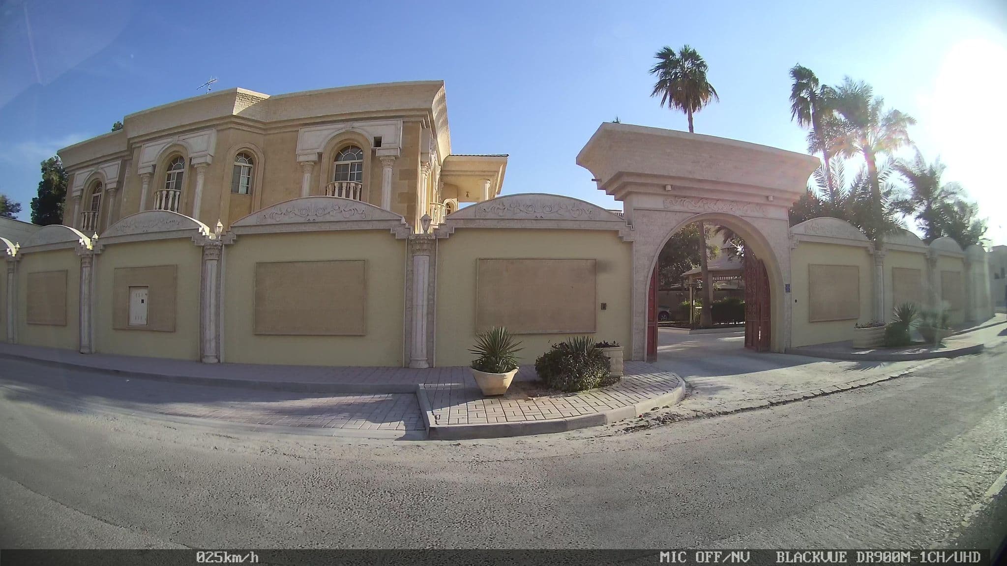 Street view near Qtrs, Umm Lakhbā — © kaart_2 (CC BY-SA · Mapillary)