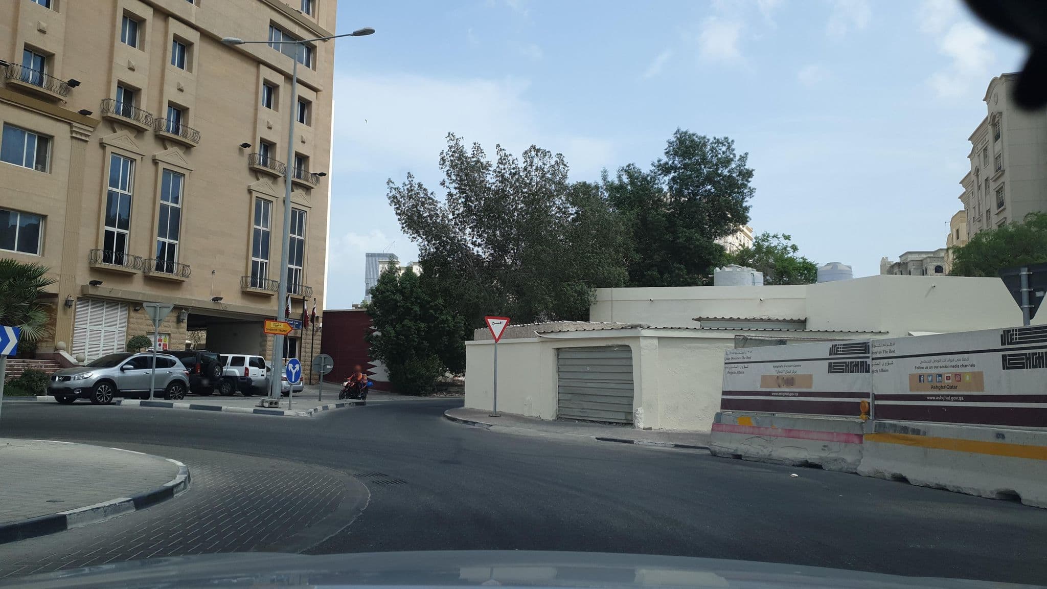 Street view near Asherij Hotel, As Sadd — © bobbyqat (CC BY-SA · Mapillary)
