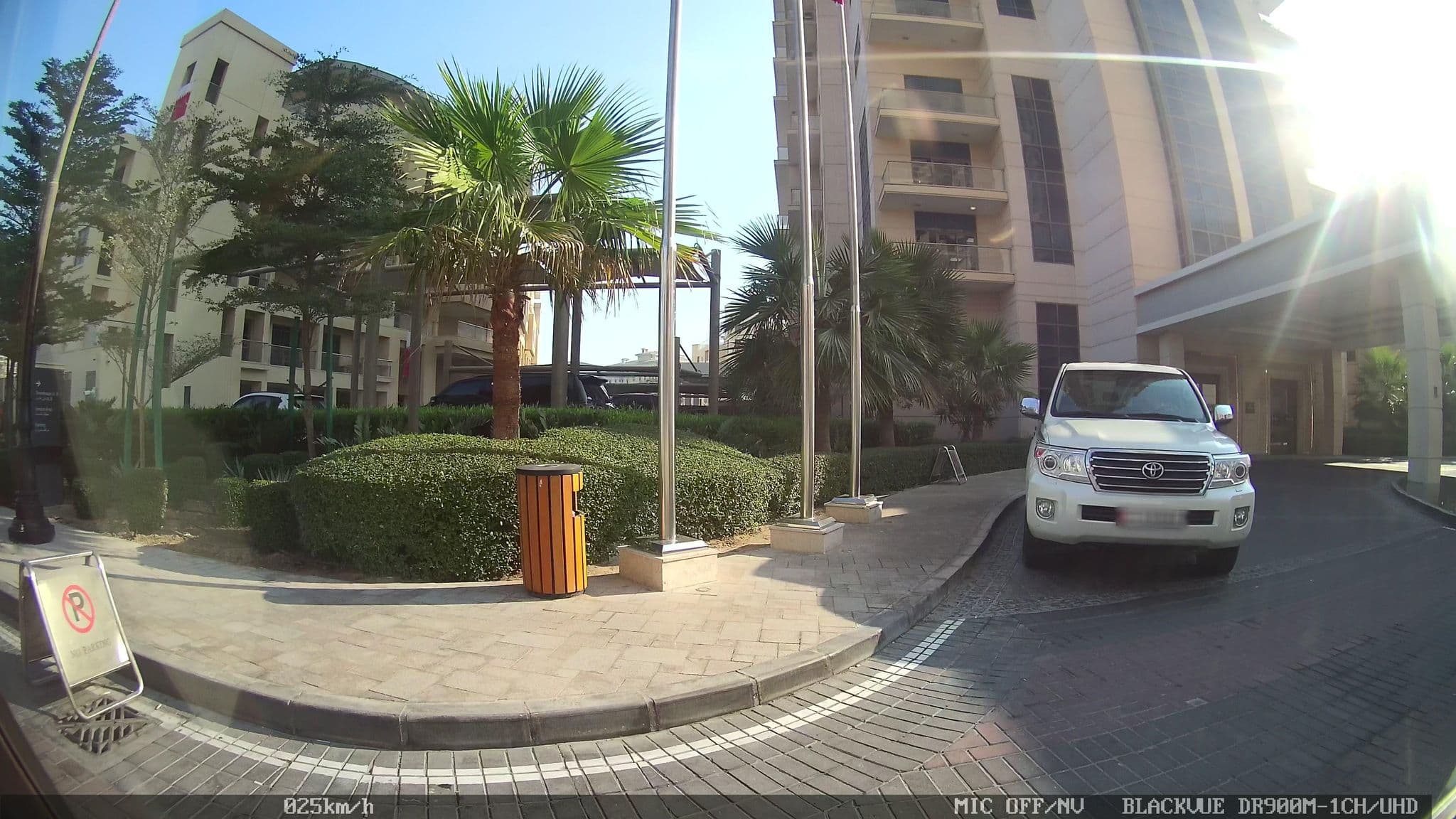 Street view near Hilton Doha The Pearl, Aţ Ţarfah — © kaart_2 (CC BY-SA · Mapillary)
