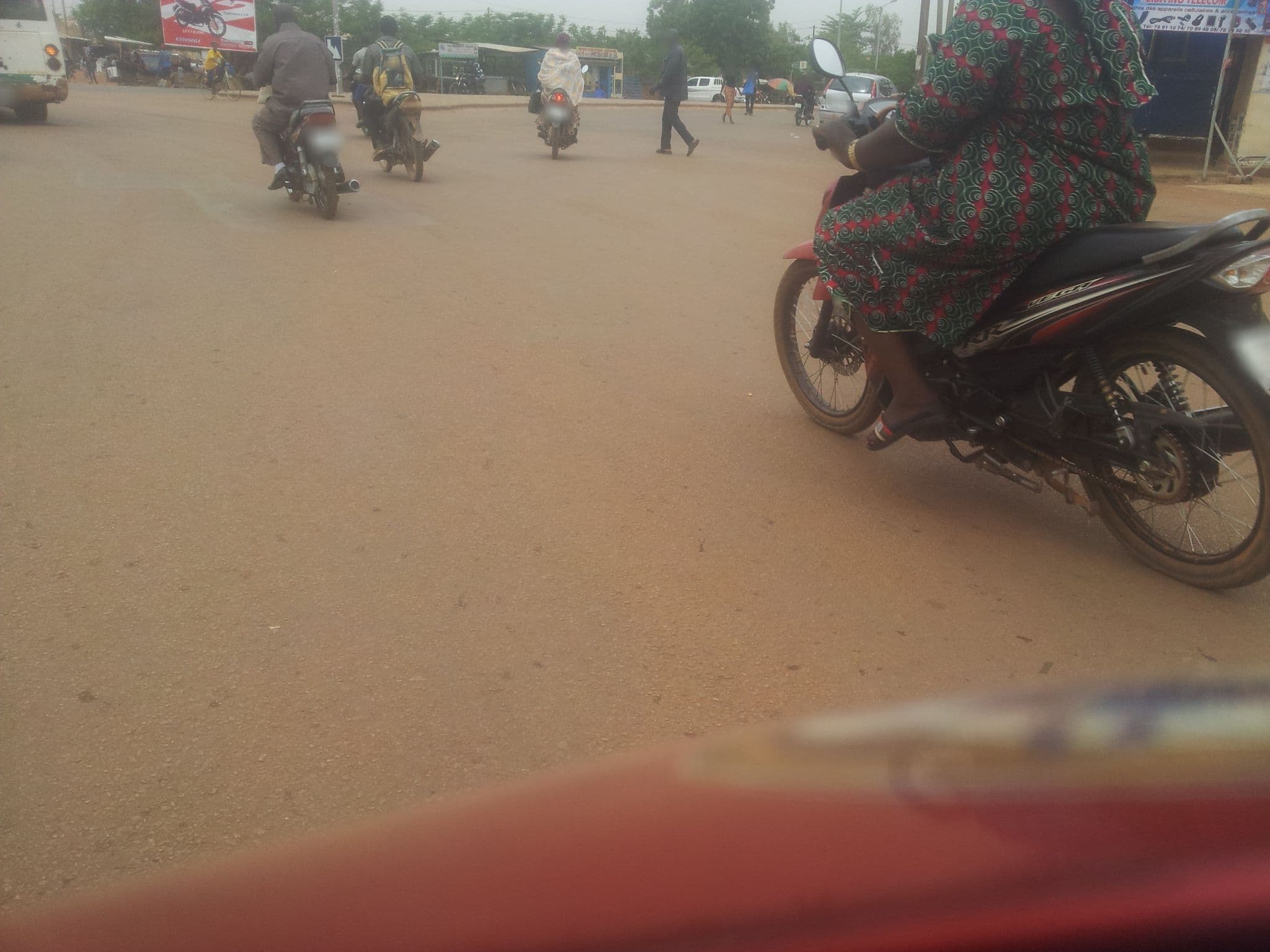 Street view near hôtel Siguinvoussé, Ouagadougou — © dibloni (CC BY-SA · Mapillary)
