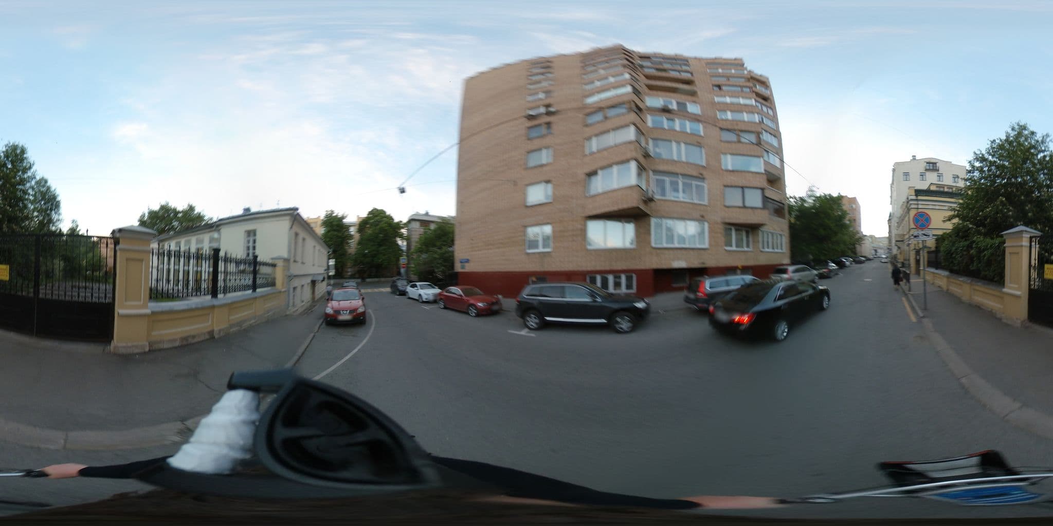 Street view near Caps hotel, Moscow — © trolleway (CC BY-SA · Mapillary)