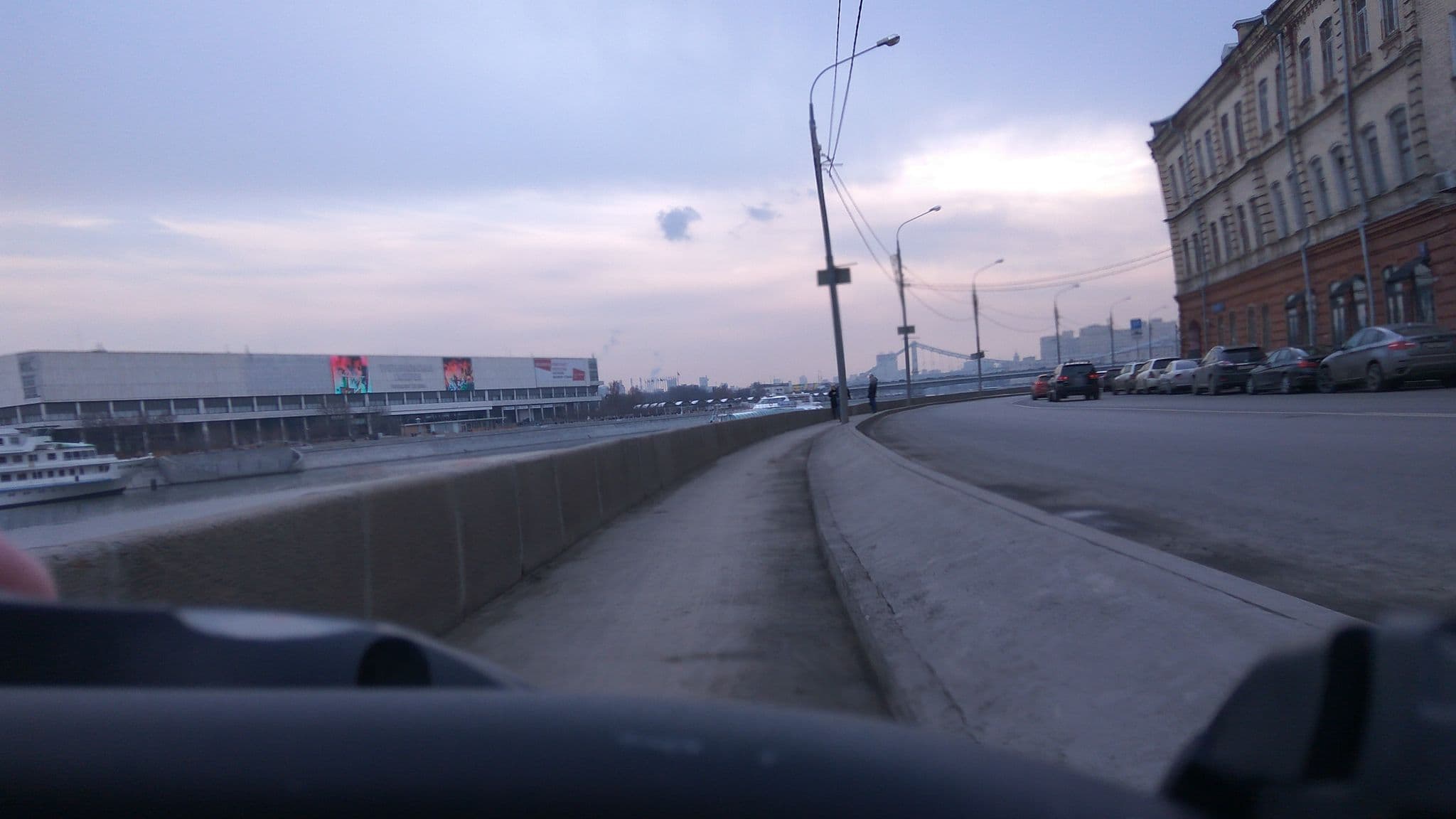 Street view near Кутузов 3, Zamoskvorech’ye — © trolleway (CC BY-SA · Mapillary)