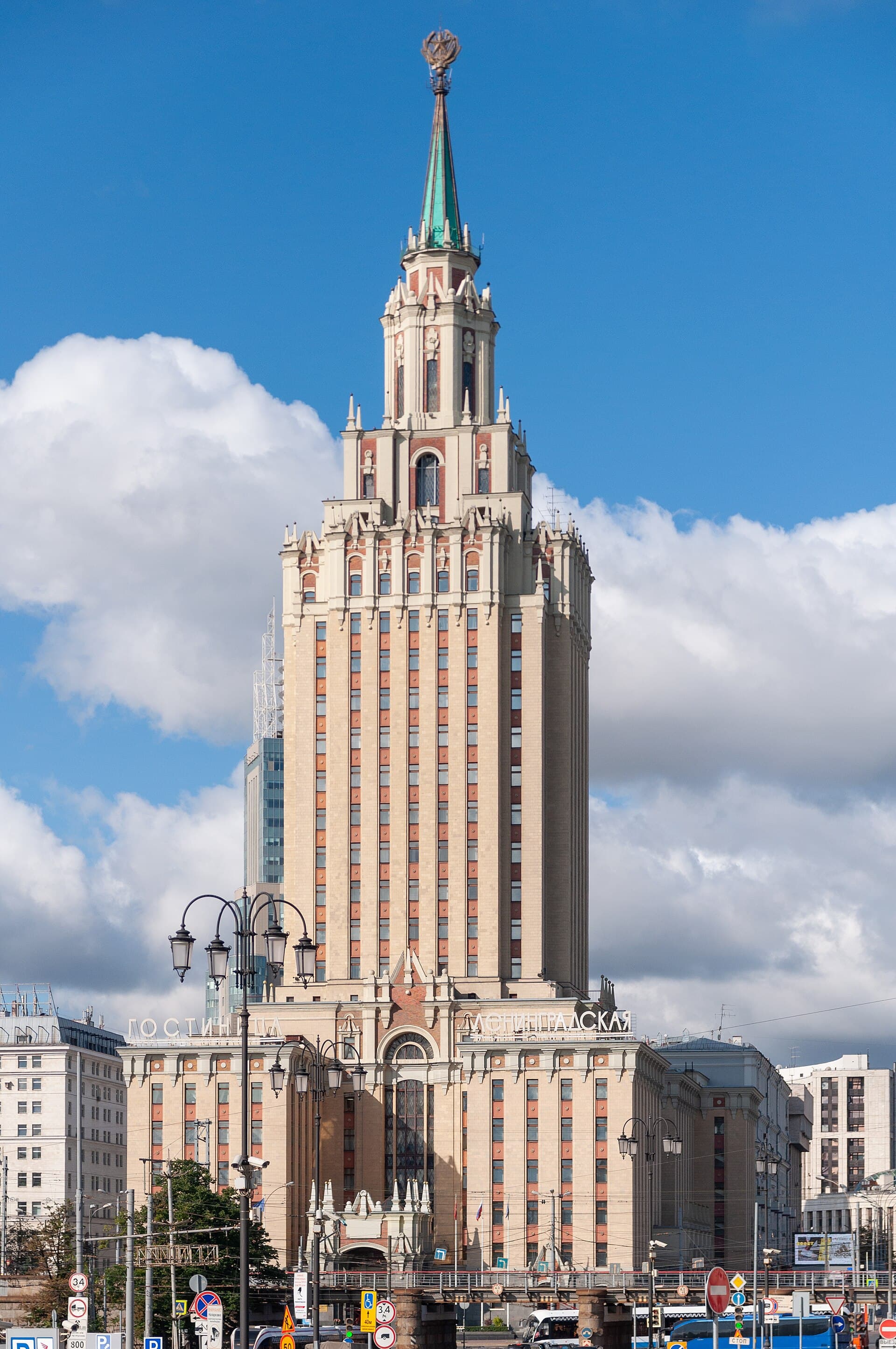 Hilton Moscow Leningradskaya (via Wikimedia Commons, CC BY-SA 4.0)
