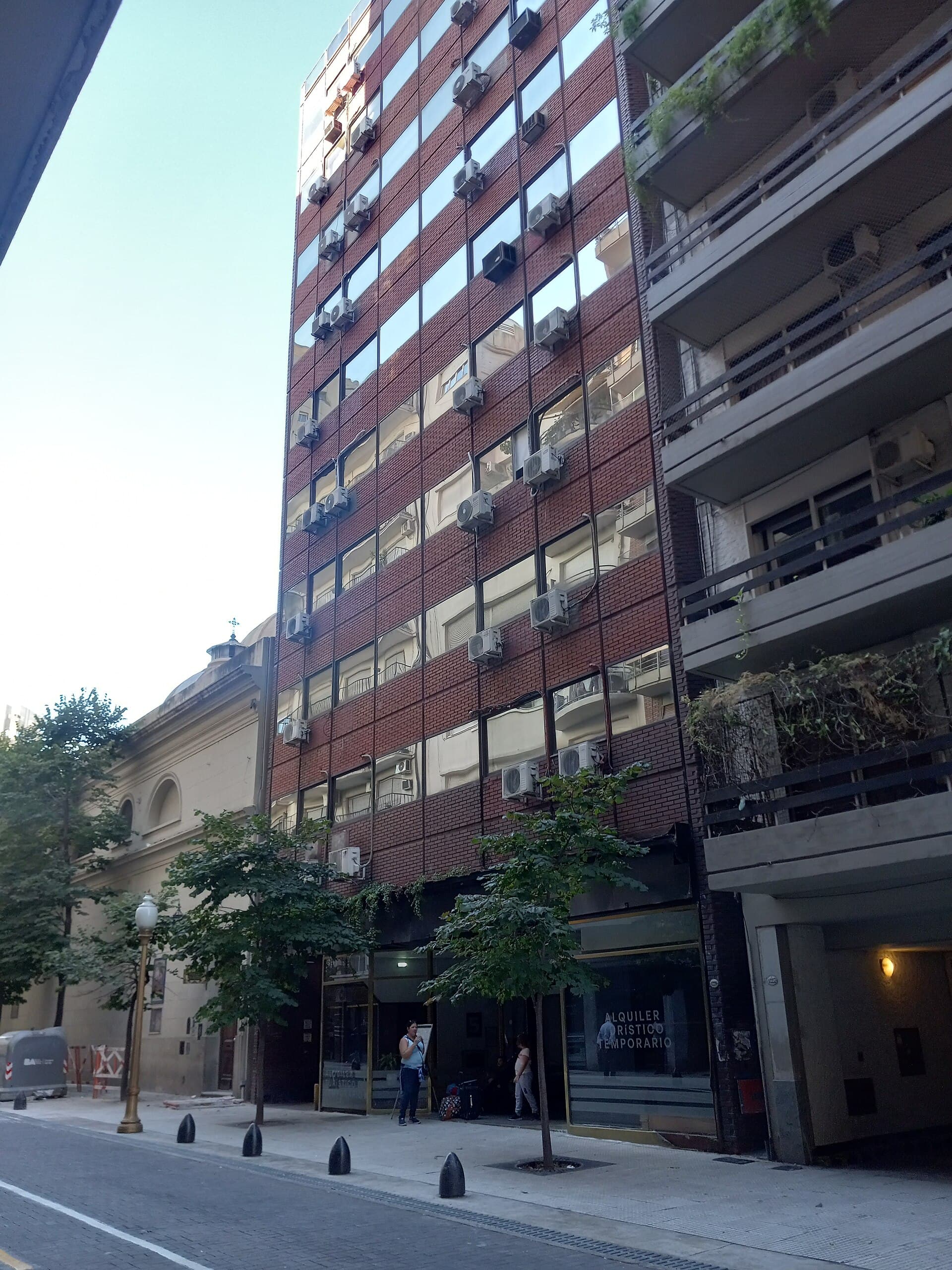 Suipacha Suites (via Wikimedia Commons, CC BY-SA 3.0)