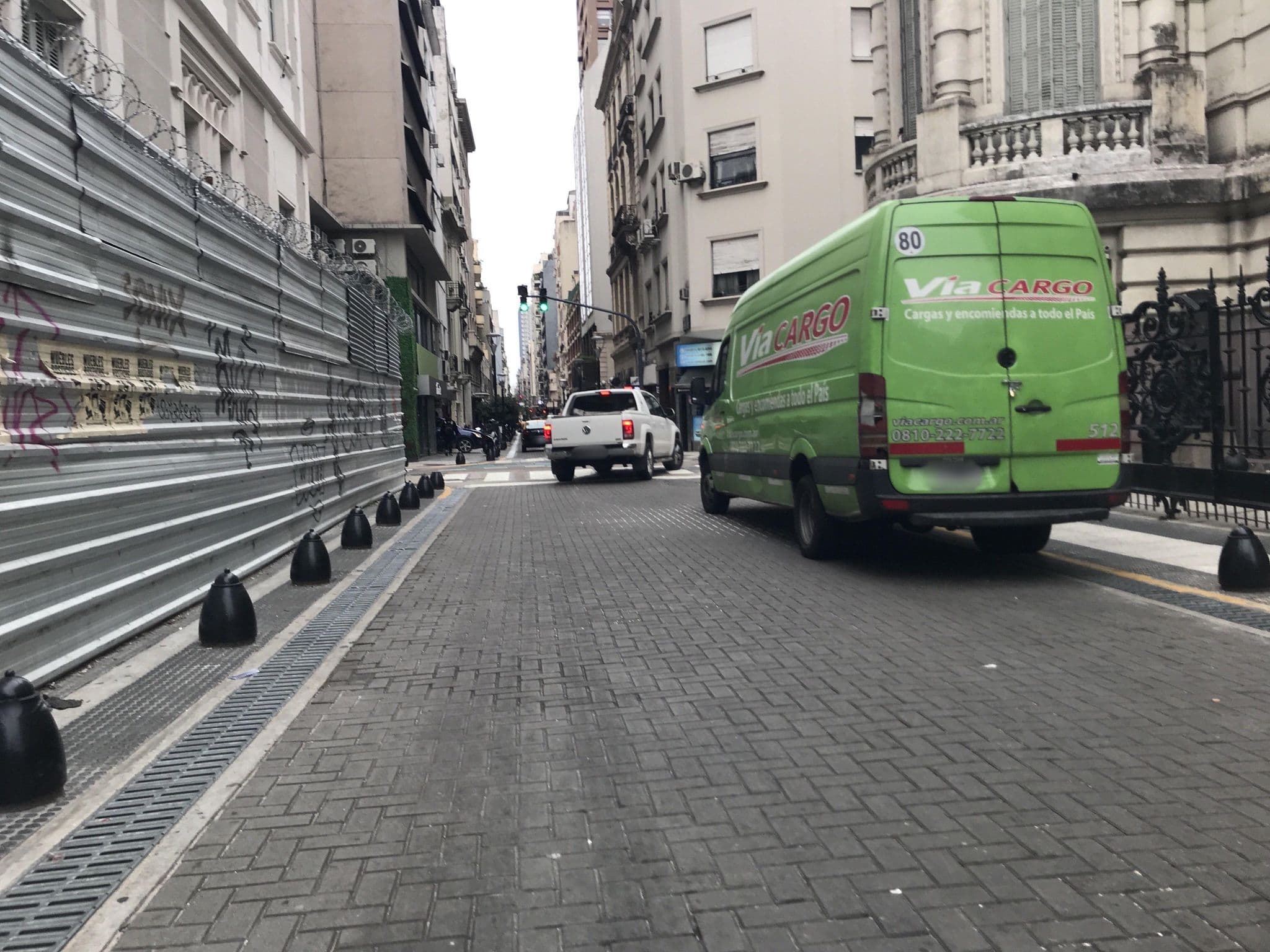 Street view near Hotel Sheltown, Retiro — © miguel_andrade (CC BY-SA · Mapillary)