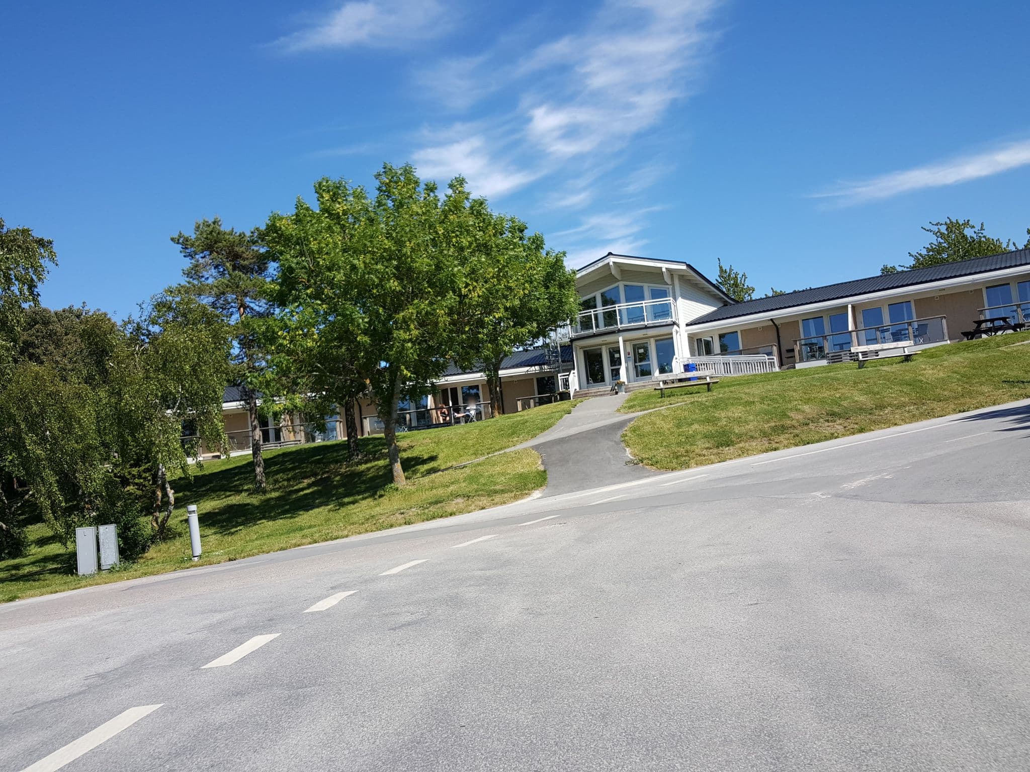 Street view near Fritidsanläggning Kneippbyn, Vibble — © ainali (CC BY-SA · Mapillary)