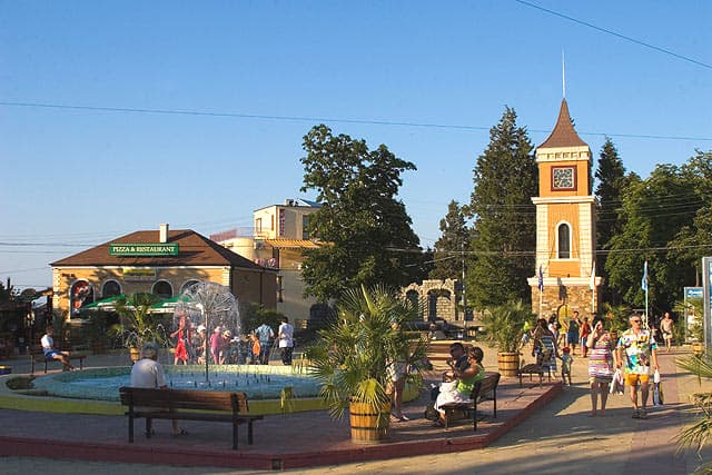 Obzor City Hotel (via Wikimedia Commons, Public domain)