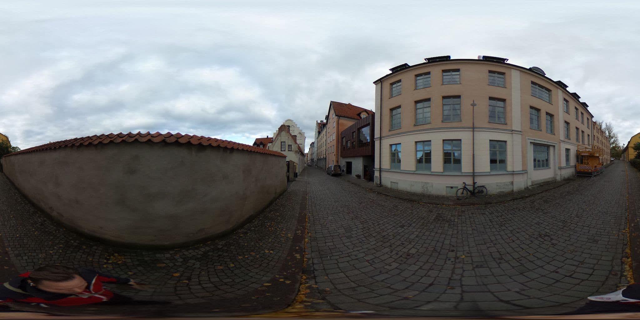 Street view near Hotell Stenugnen, Visby — © ainali (CC BY-SA · Mapillary)