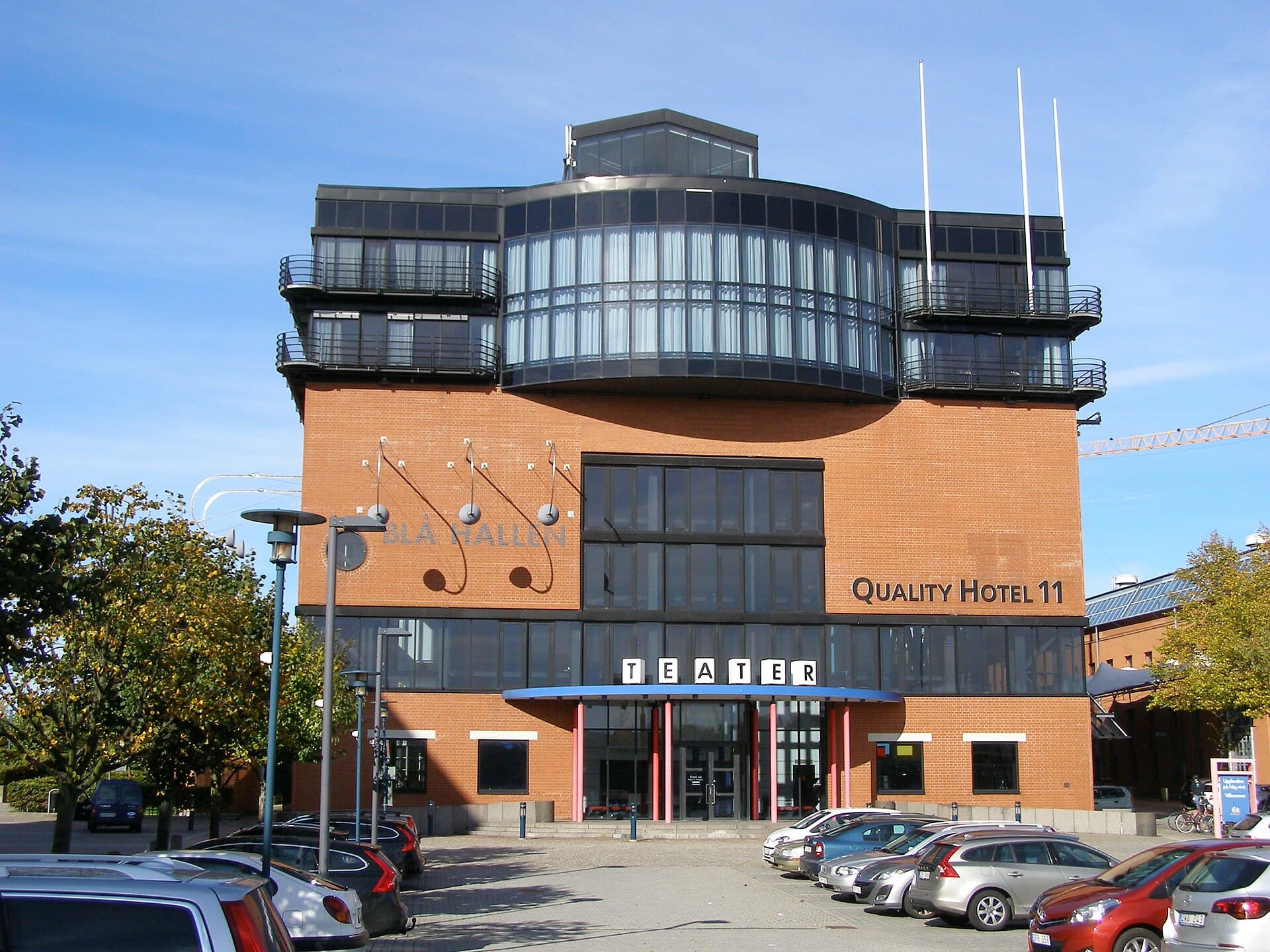 Quality Hotel 11 (via Wikimedia Commons, CC BY-SA 4.0)