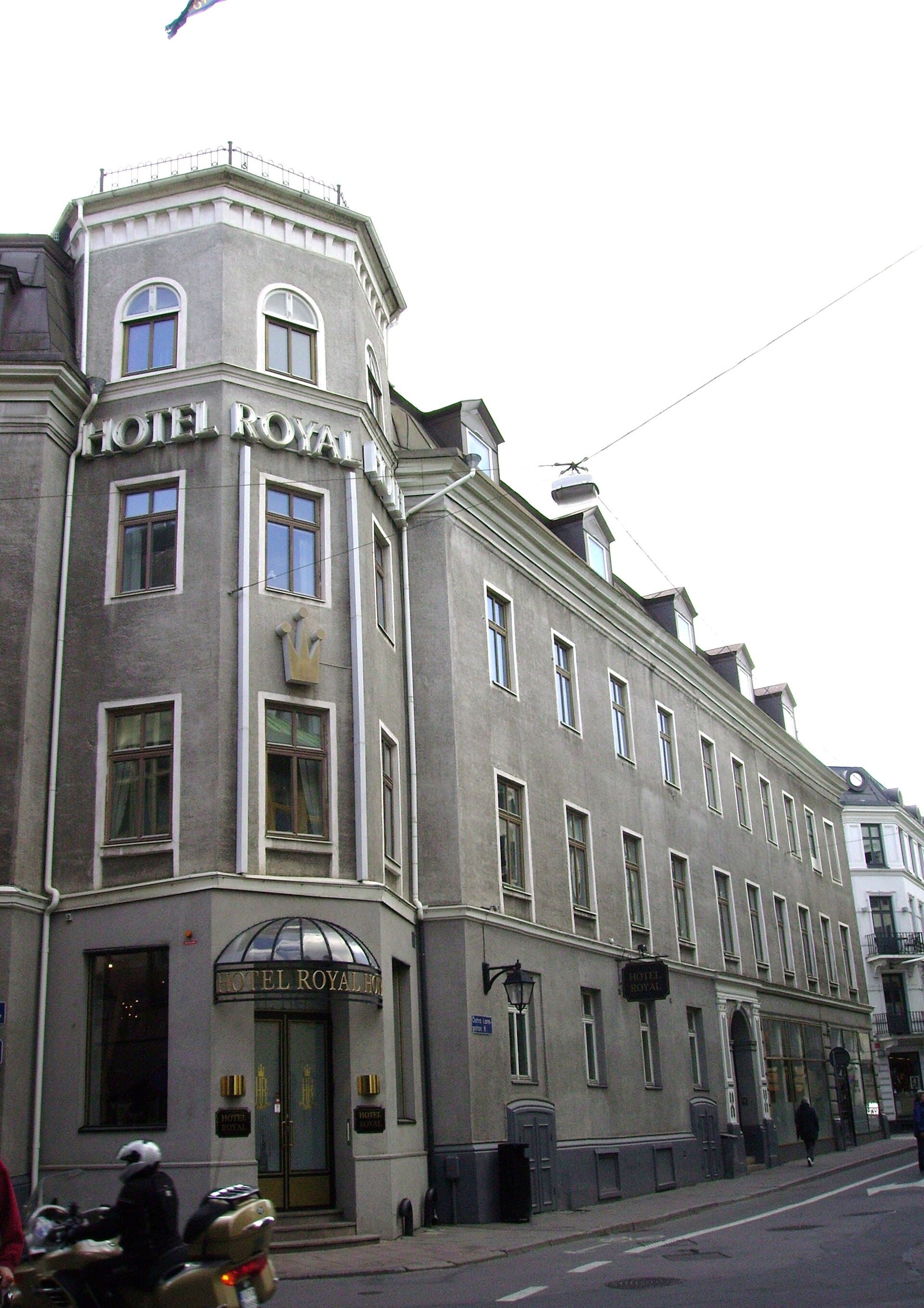 Hotel Royal (via Wikimedia Commons, Public domain)