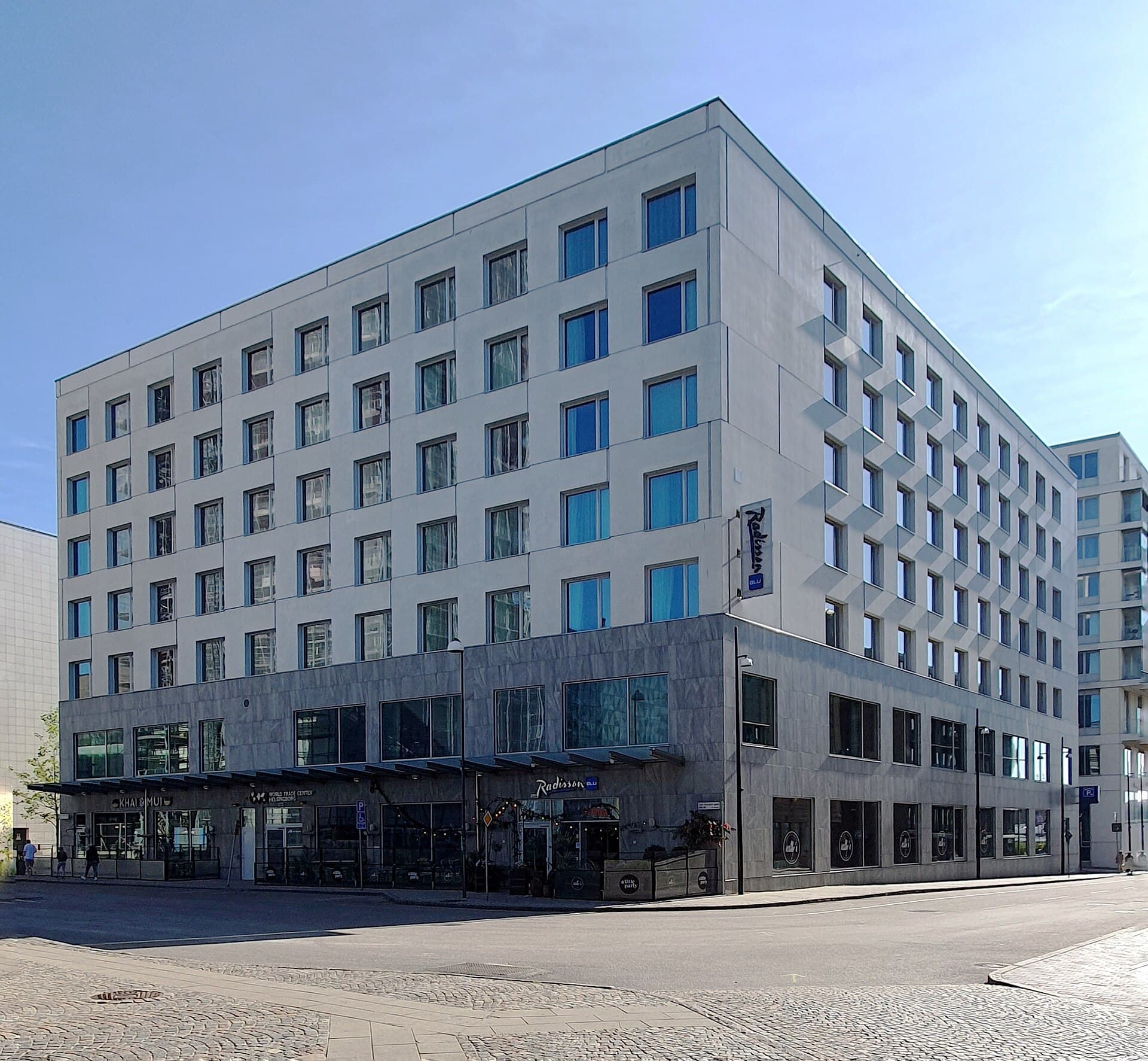Radisson Blu Metropol Hotel (via Wikimedia Commons, CC BY-SA 3.0)