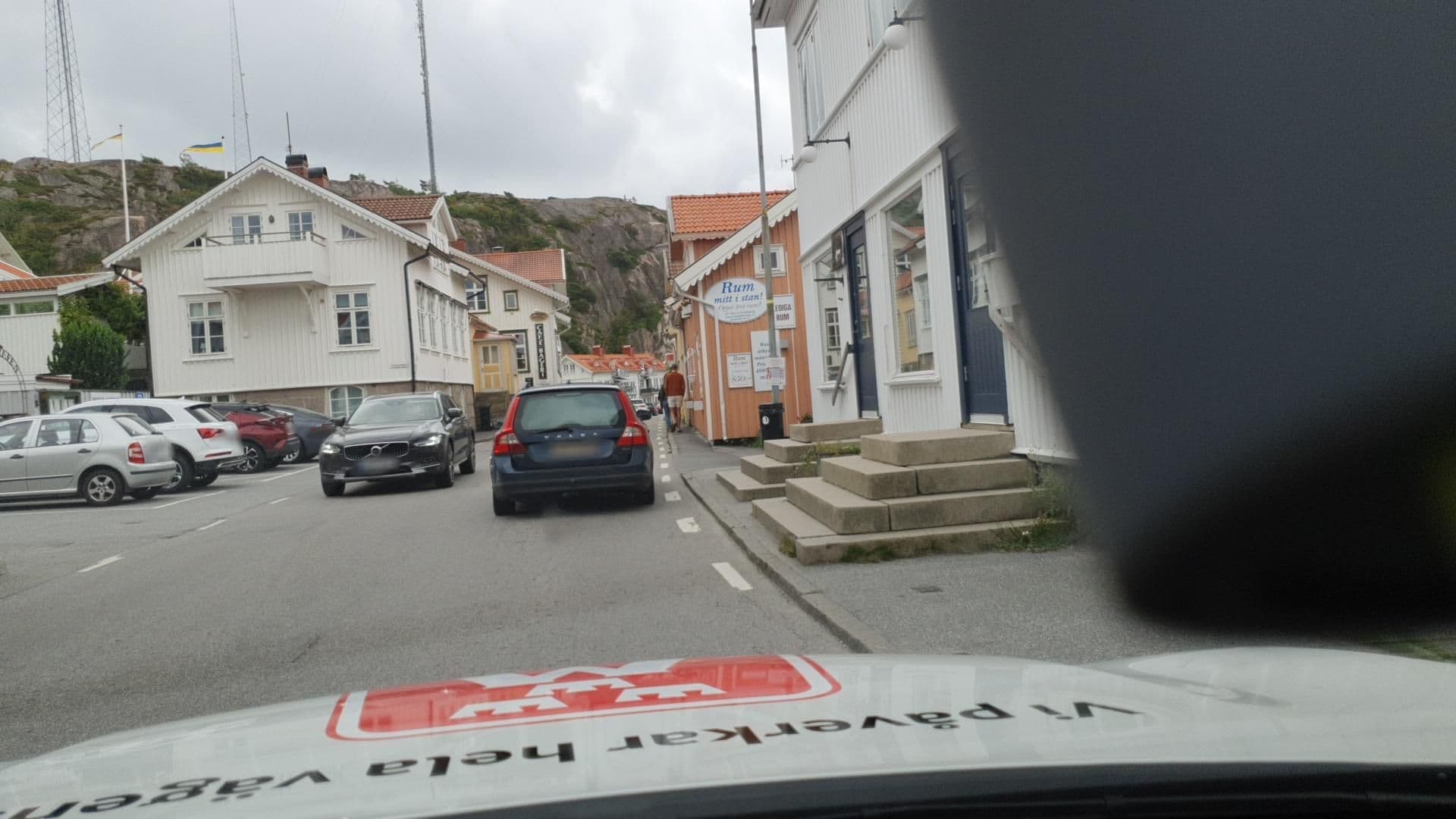 Street view near Rum mitt i stan !, Grebbestad — © roadroid (CC BY-SA · Mapillary)