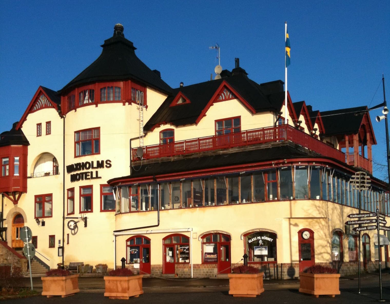 Waxholms Hotell (via Wikimedia Commons, CC BY-SA 3.0)