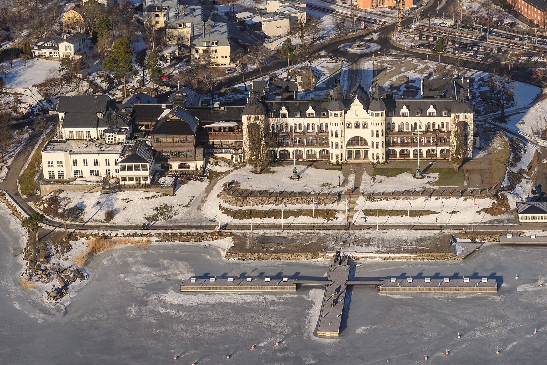 Grand Hotel Saltsjöbaden (via Wikimedia Commons, CC BY-SA 3.0)
