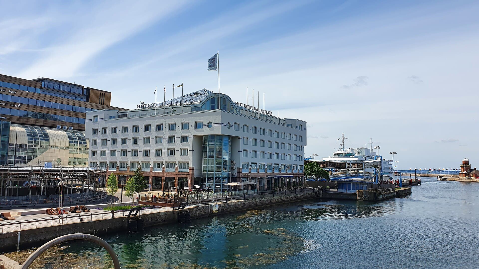 Elite Hotel Marina Plaza (via Wikimedia Commons, CC BY-SA 3.0)