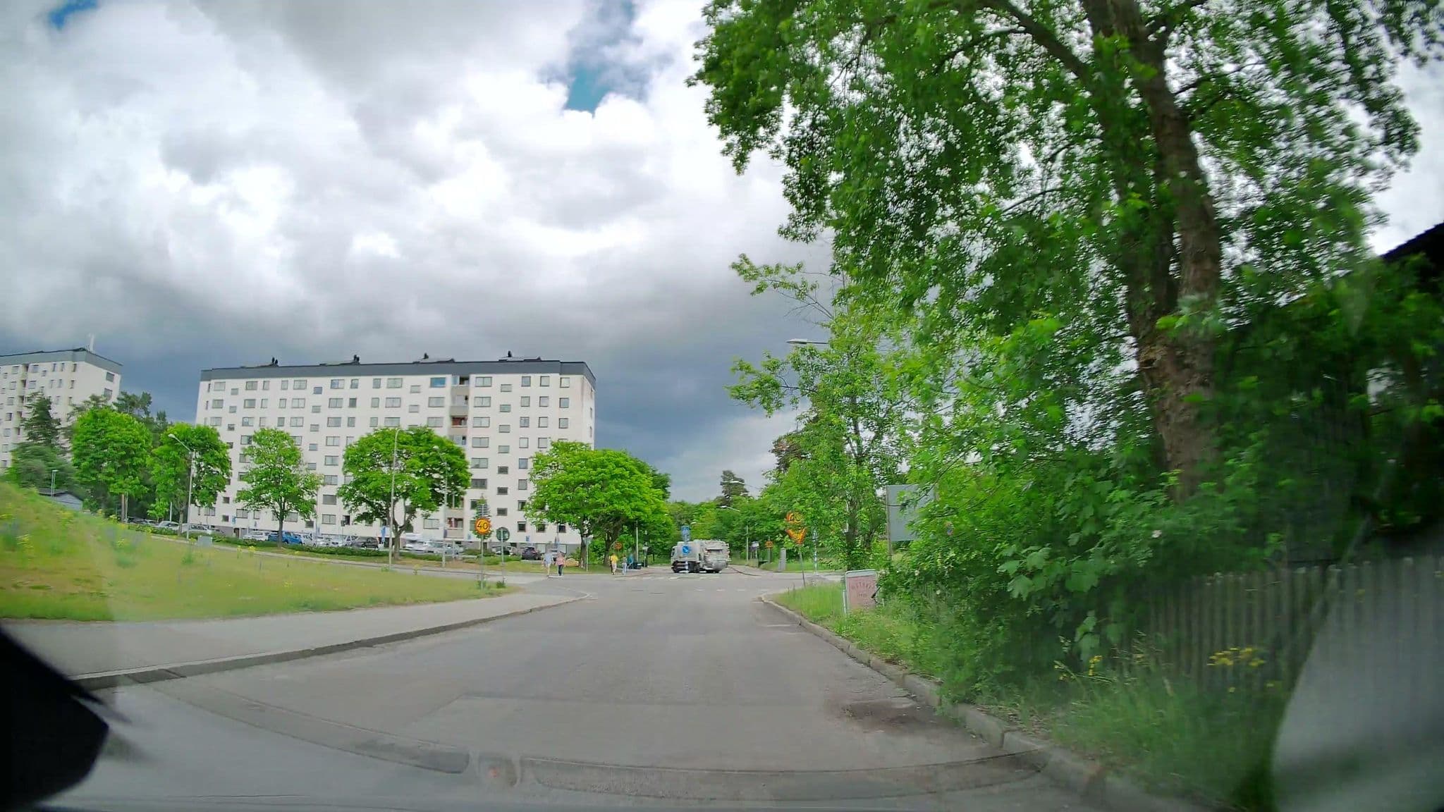 Street view near Bredängs Vandrarhem, Segeltorp — © bruno360 (CC BY-SA · Mapillary)