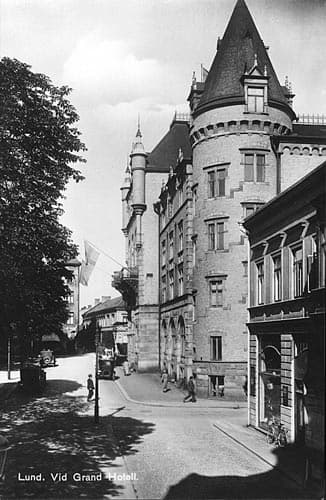 Grand Hotel (via Wikimedia Commons, Public domain)