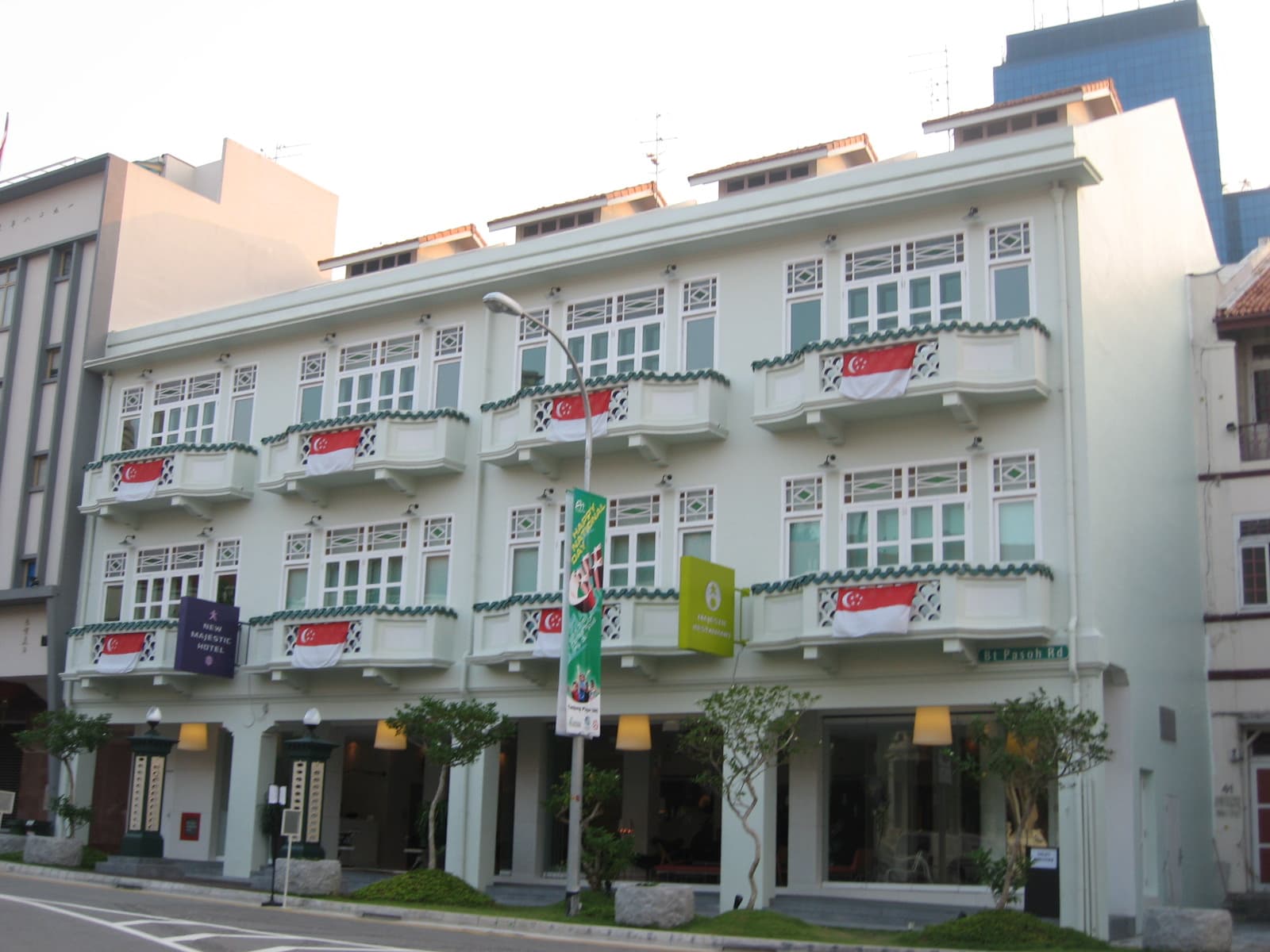 New Majestic Hotel (via Wikimedia Commons, CC BY 2.5)