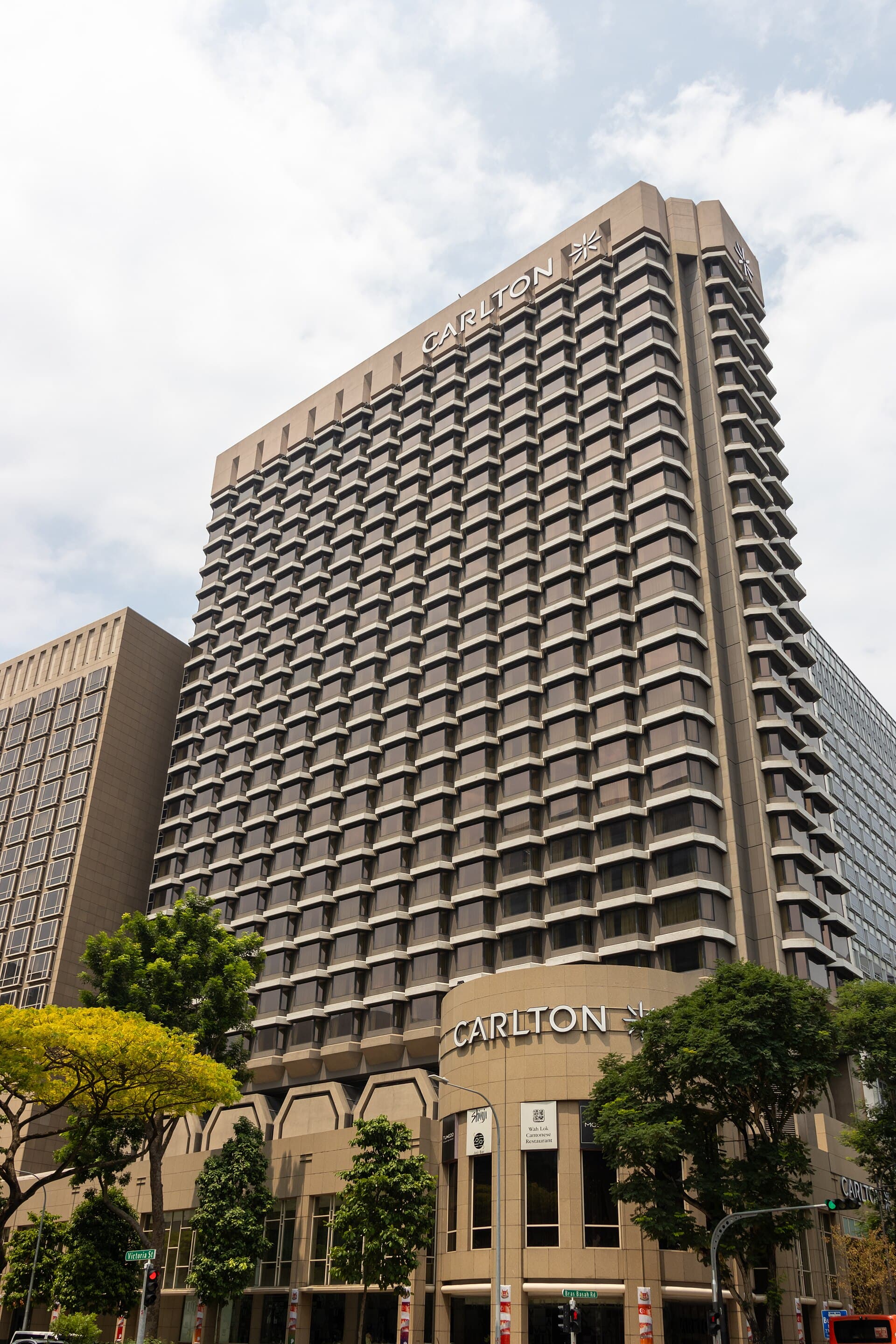 Carlton Hotel Singapore (via Wikimedia Commons, CC BY-SA 4.0)