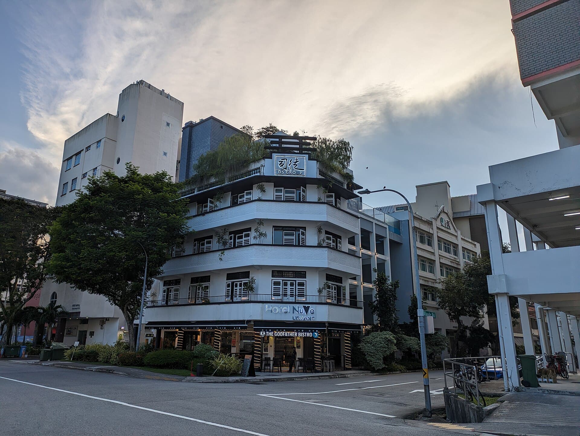 Hotel NuVe Urbane (via Wikimedia Commons, CC BY-SA 4.0)