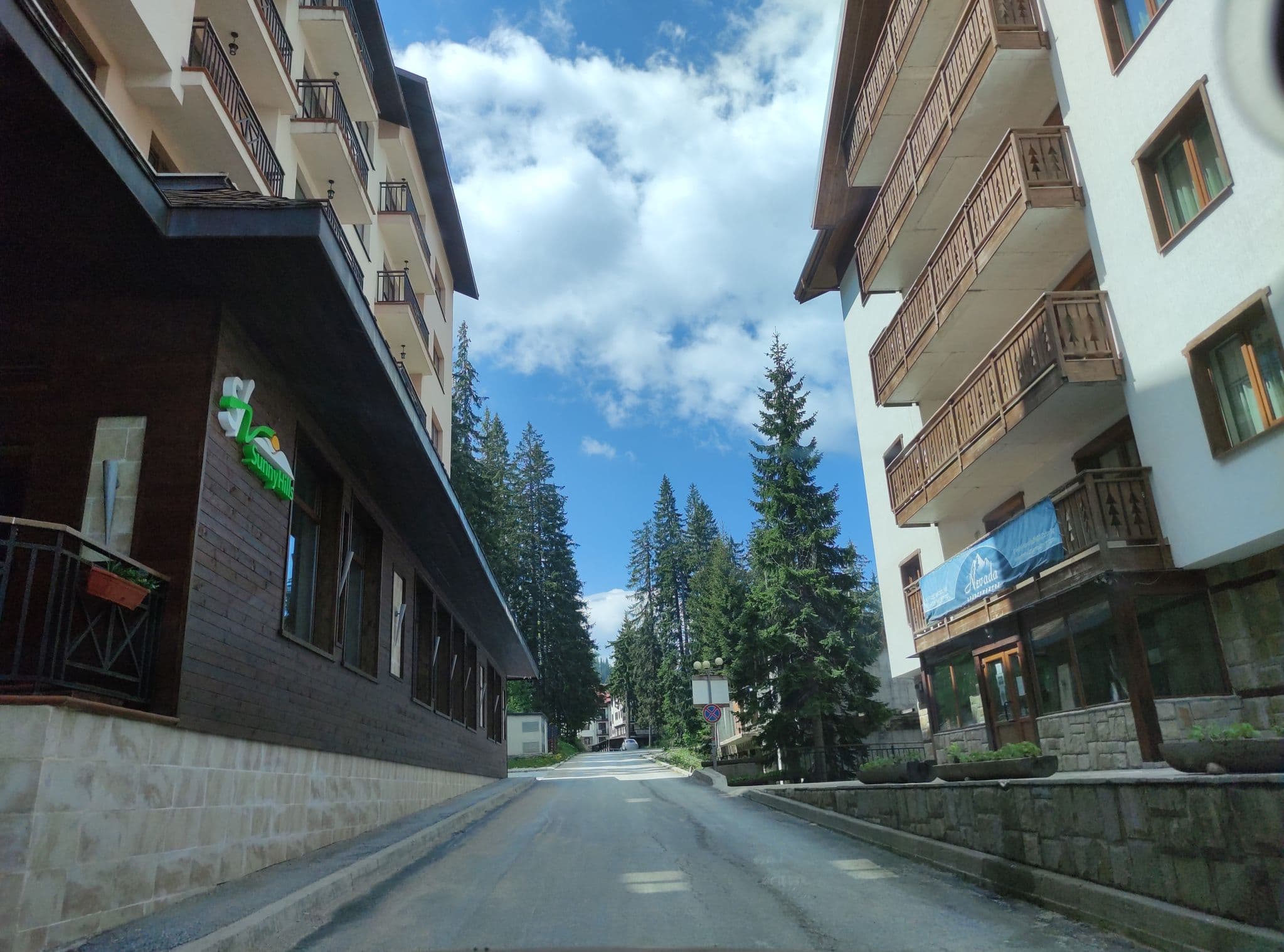 Street view near Sunny Hills, Smolyan — © neau (CC BY-SA · Mapillary)
