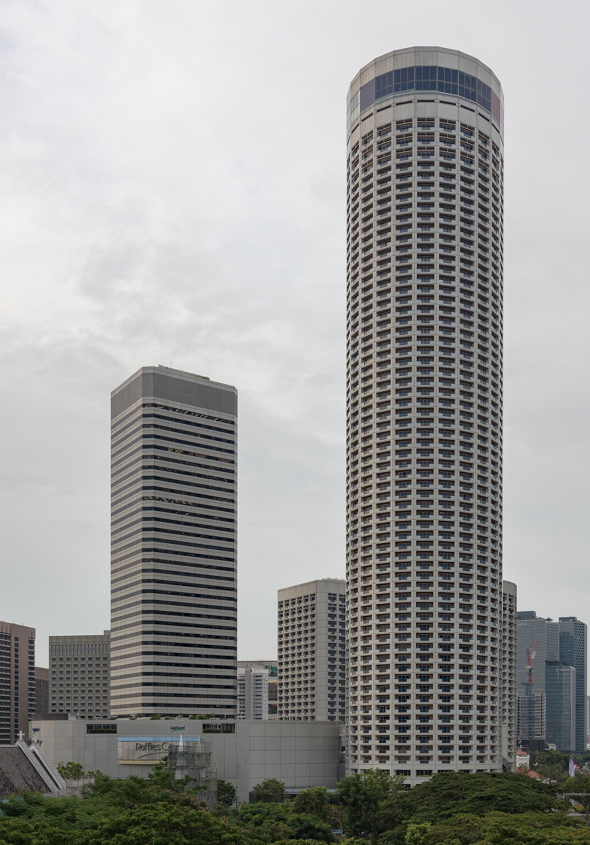 Swissôtel The Stamford (via Wikimedia Commons, CC BY-SA 4.0)