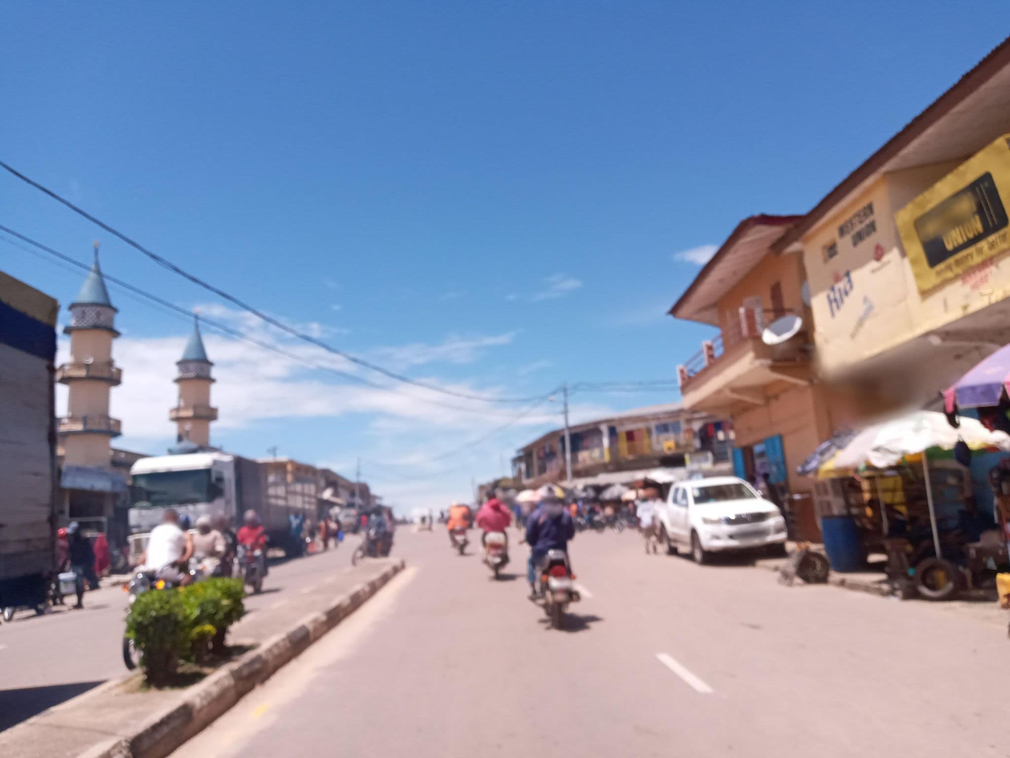 Street view near D&S Hotel, Koidu — © marilynhannah (CC BY-SA · Mapillary)