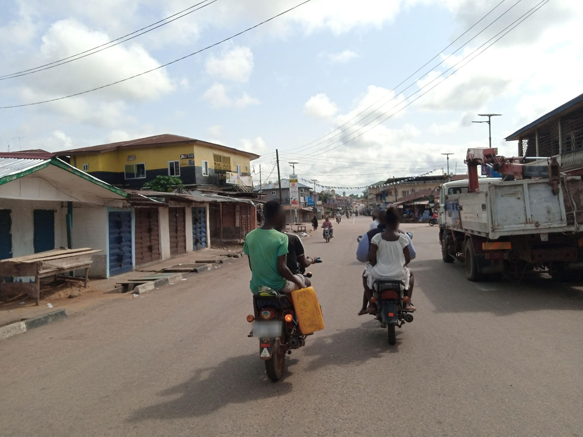 Street view near Sir Milton Hotel, Bo — © augbow (CC BY-SA · Mapillary)
