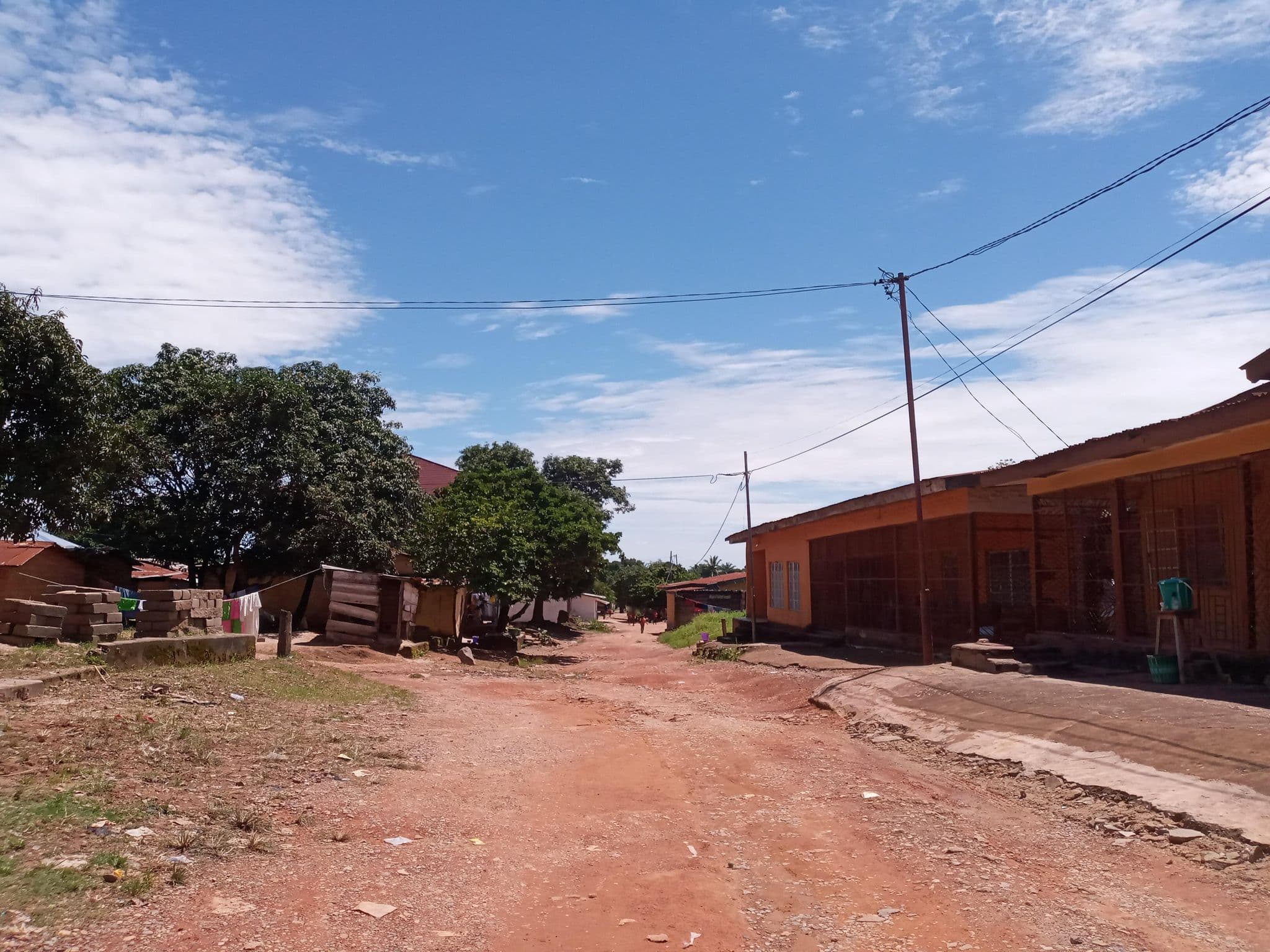 Street view near Mama Messie Guesthouse, Koidu — © marilynhannah (CC BY-SA · Mapillary)