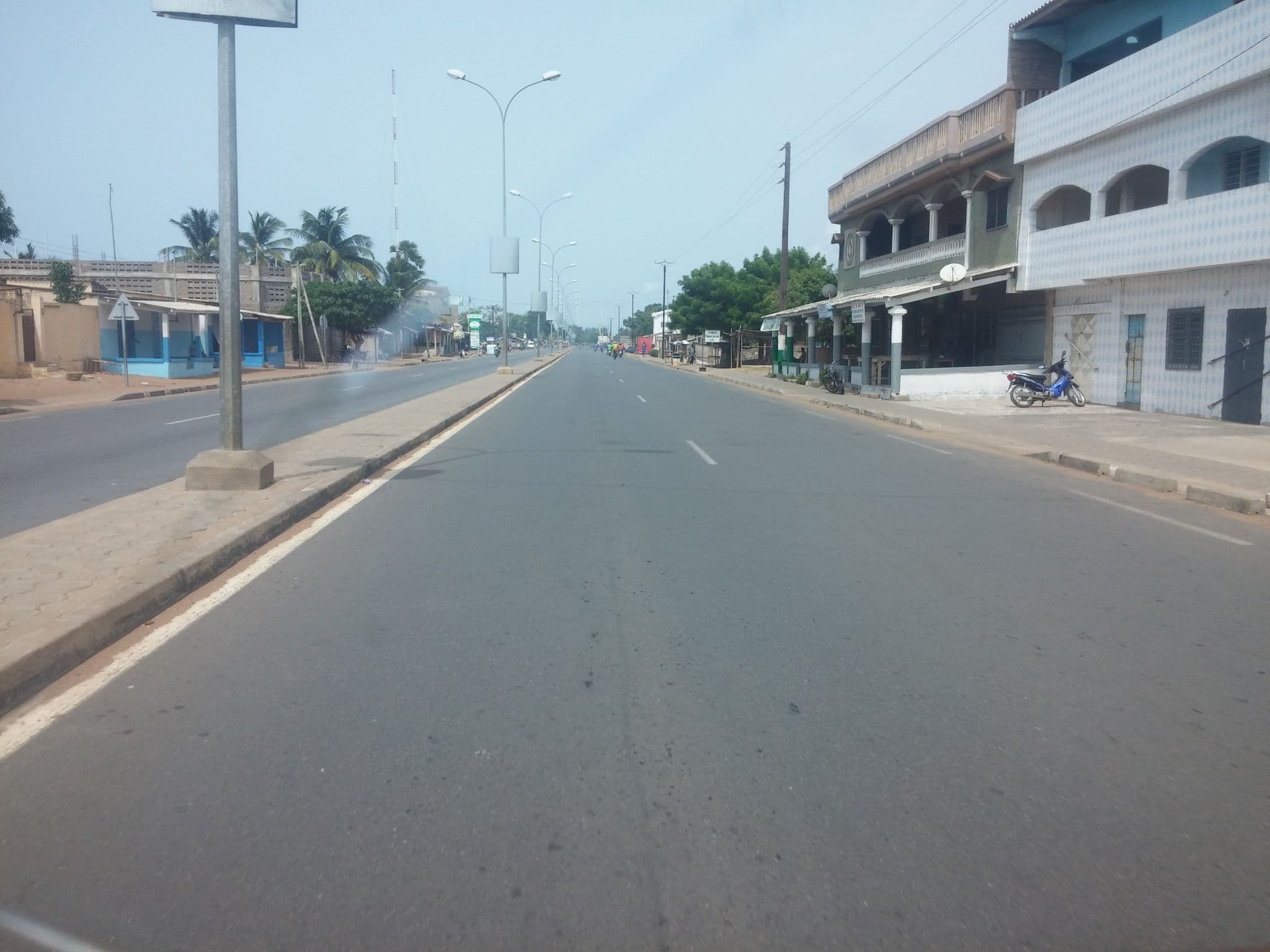 Street view near Auberge Ata-Lawoe, Aného — © hoavo (CC BY-SA · Mapillary)