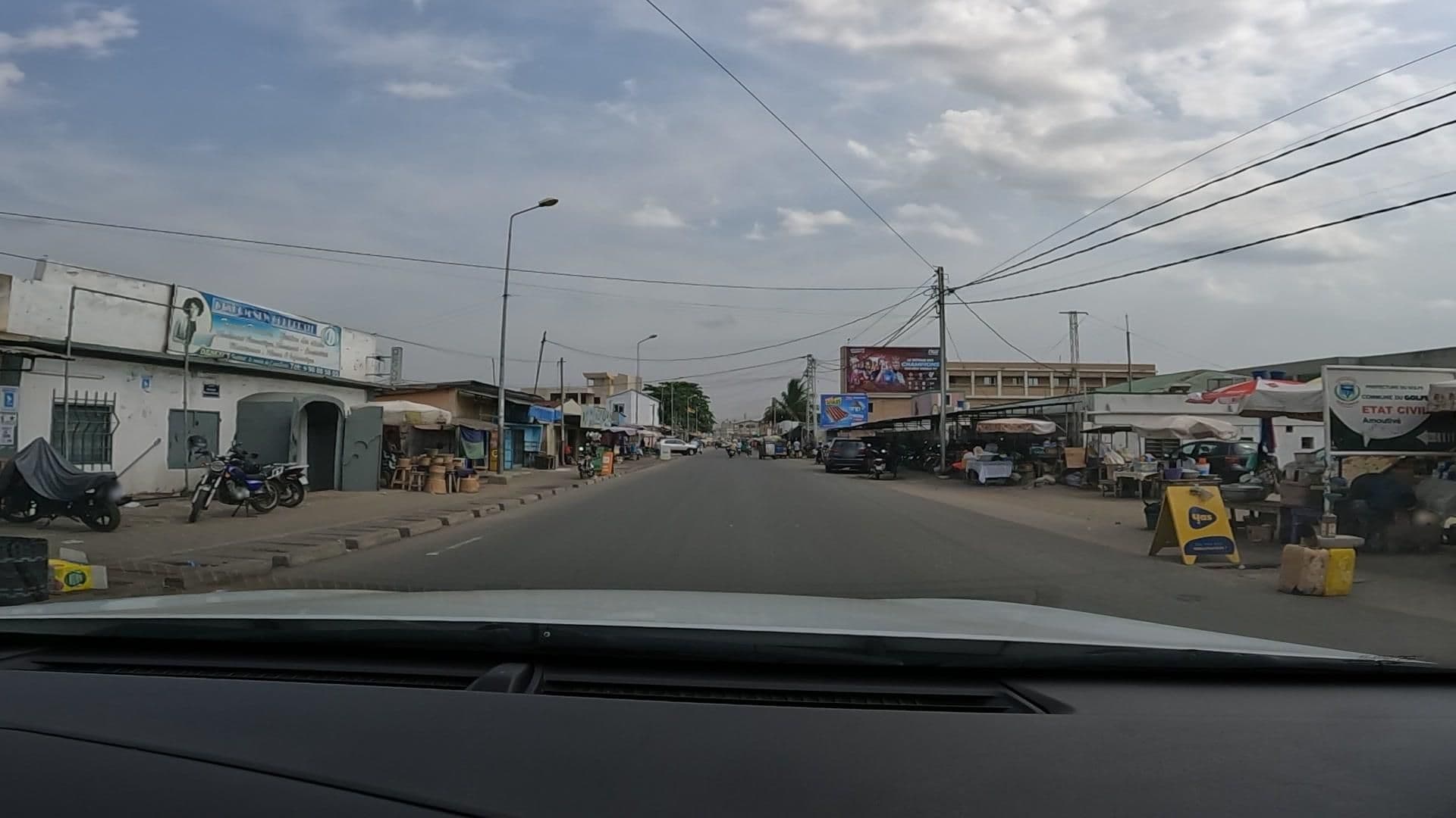 Street view near Burkin hotel souvenir, Lomé