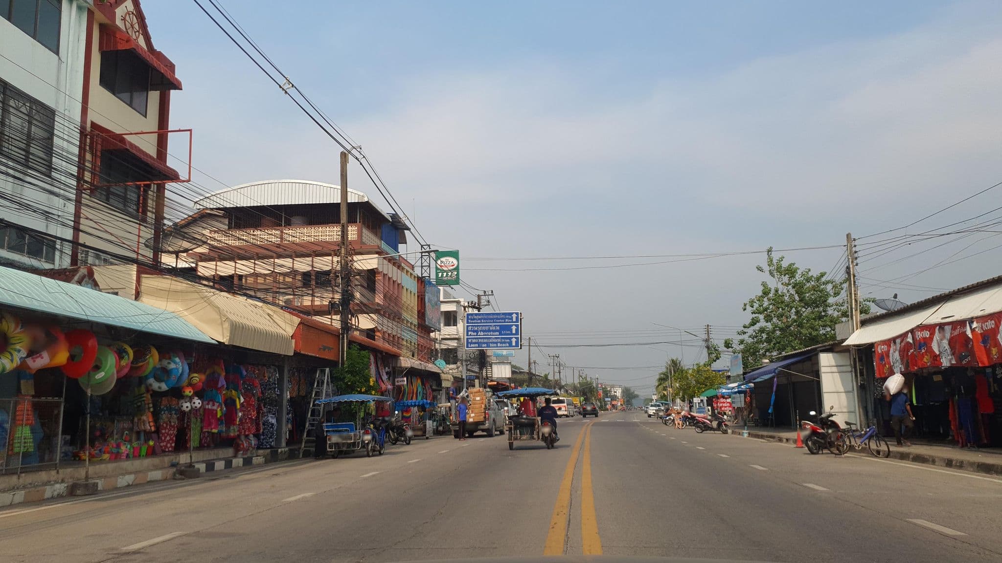 Street view near Diamond Hotel, Ban Phe