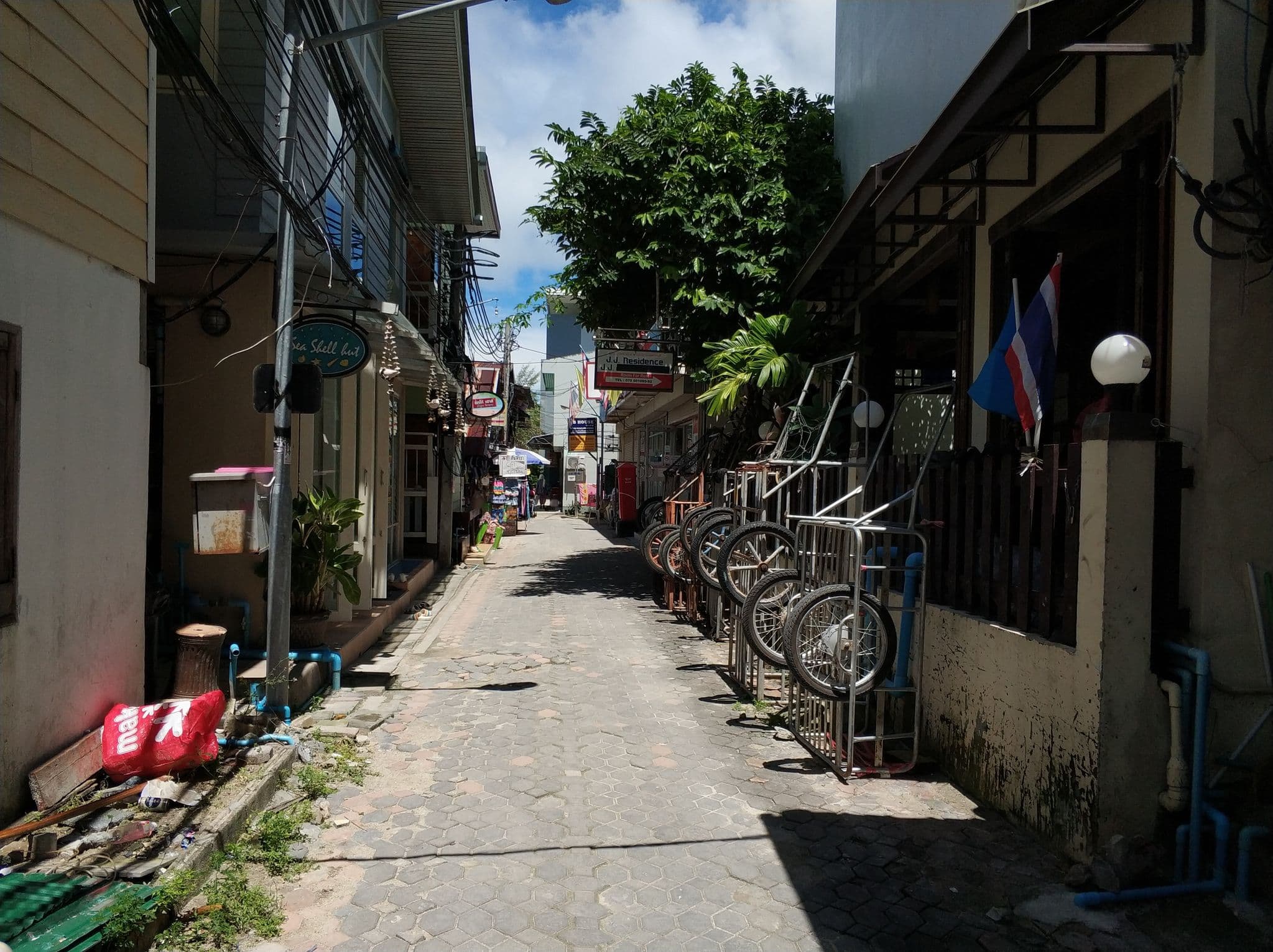 Street view near JJ Guesthouse, Ban Phru Nai