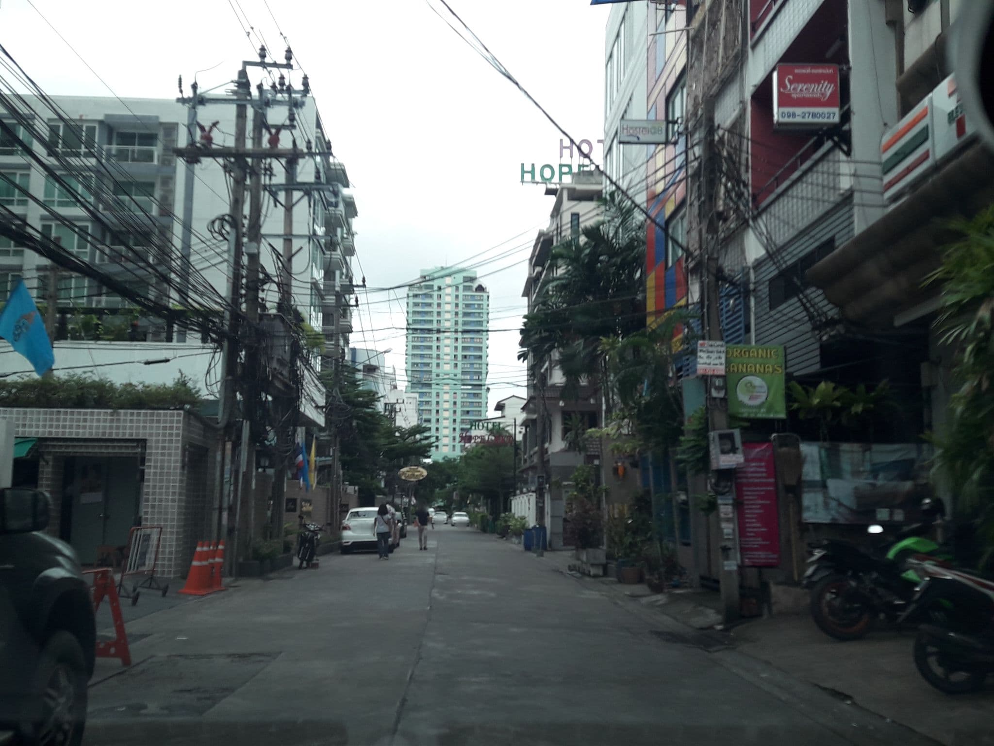 Street view near PS Guesthouse, Makkasan