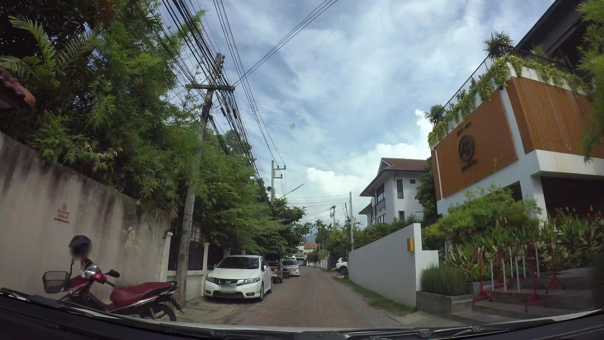 Street view near Siri Guesthouse, Chiang Mai — © kaart_3 (CC BY-SA · Mapillary)