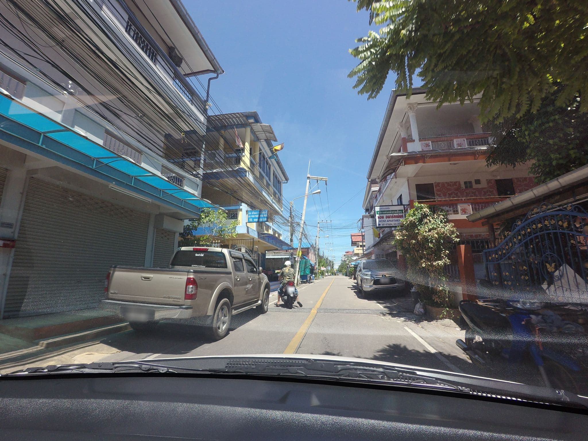 Street view near Lek Prim Prow Apartments, Pattaya — © mishari (CC BY-SA · Mapillary)