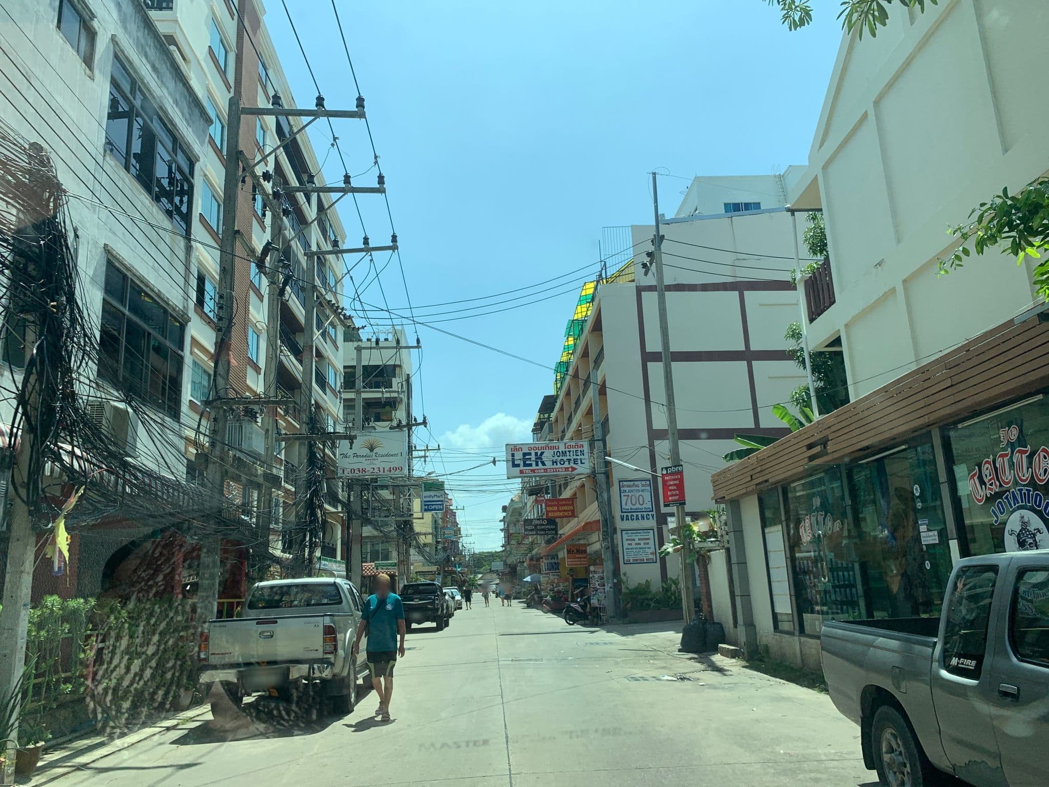 Street view near Somboon Guest House, Pattaya