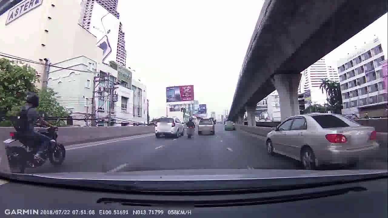 Street view near Oakwood Hotel & Residence Bangkok, Bang Rak Subdistrict — © noonishere (CC BY-SA · Mapillary)