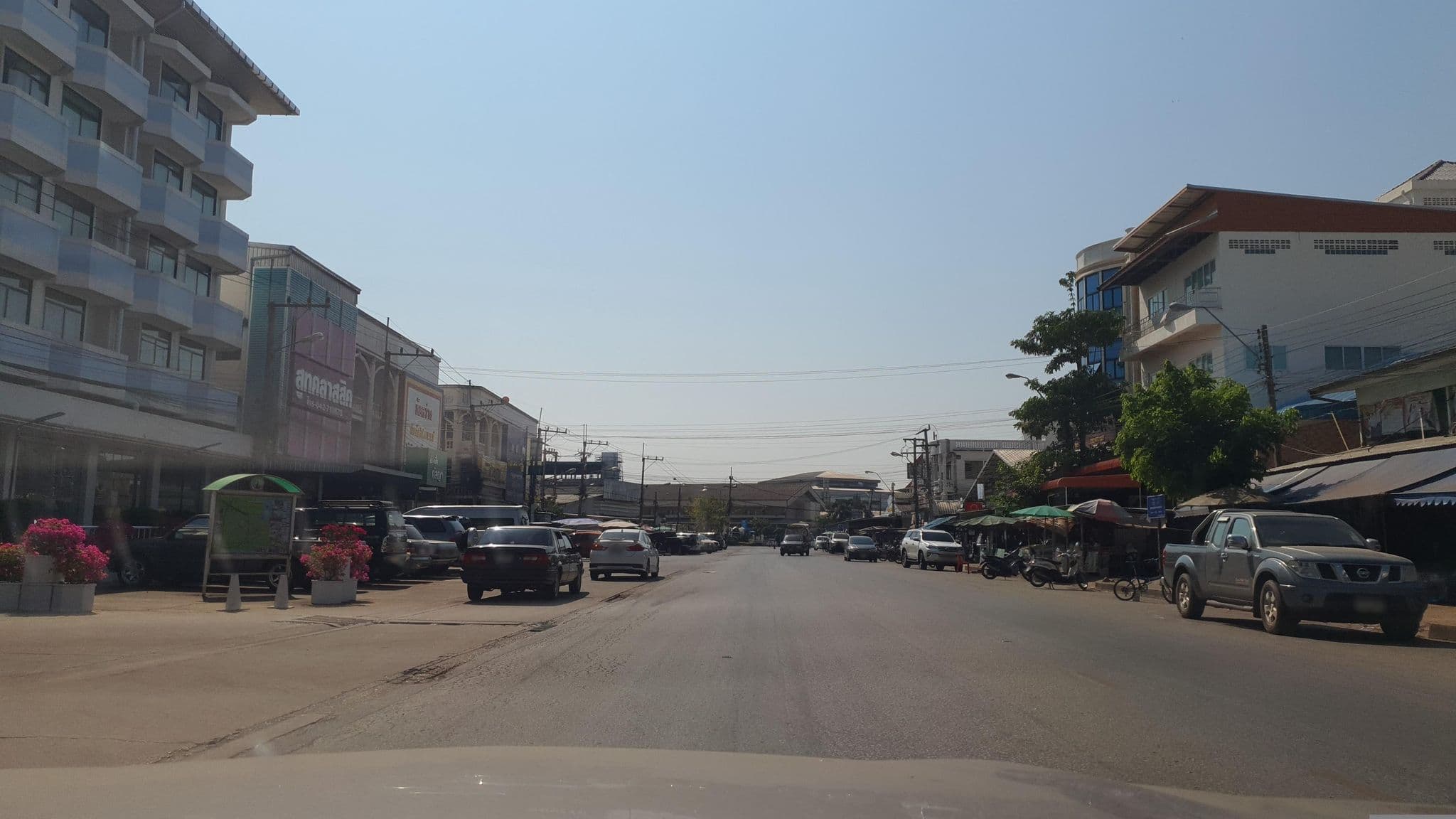 Street view near โรงแรม เอ็ม.เจ. เดอะมาเจ็สติค สกลนคร (MJ the Majestic), Sakon Nakhon — © jrcarlsen (CC BY-SA · Mapillary)