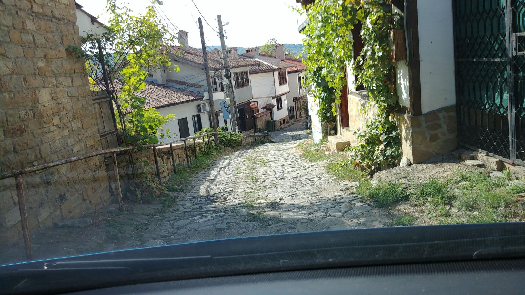 Street view near Xотел Бела Неда, Veliko Tŭrnovo — © theostefan (CC BY-SA · Mapillary)