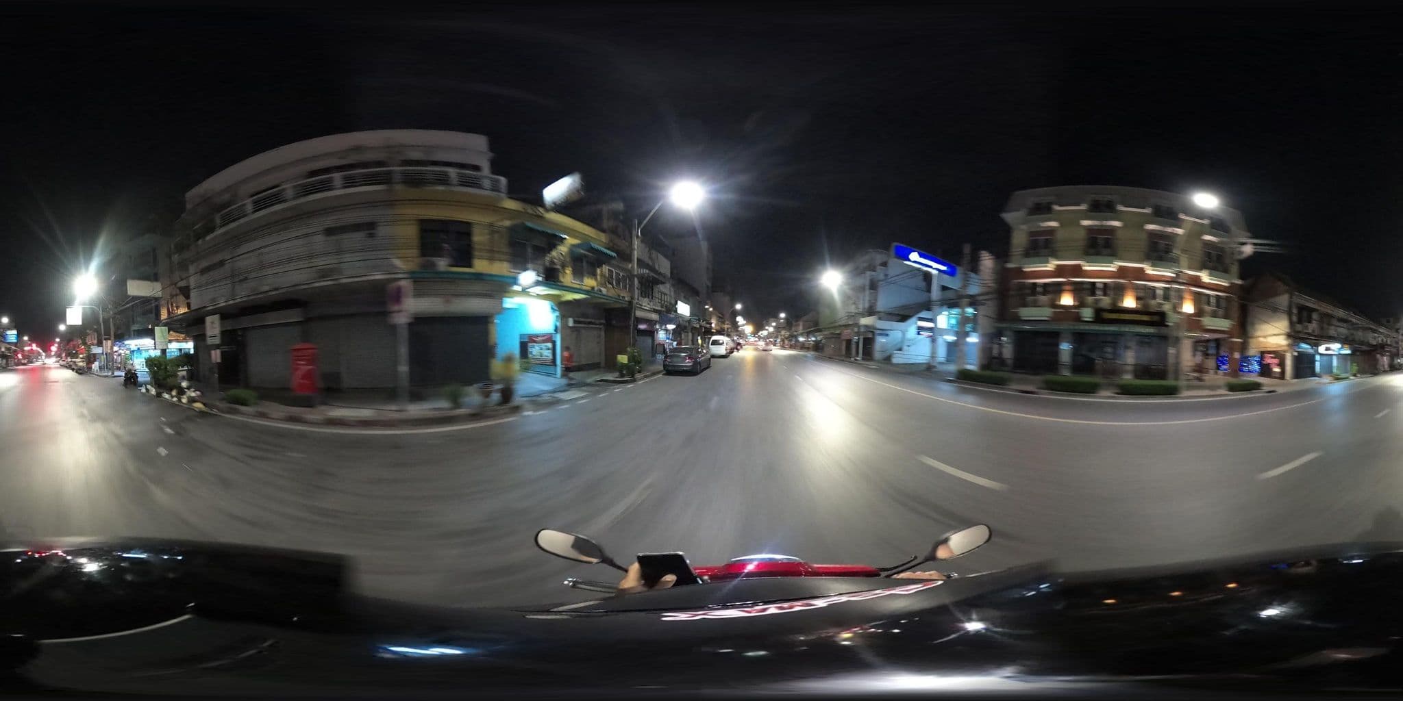 Street view near Tara Place, Phra Nakhon