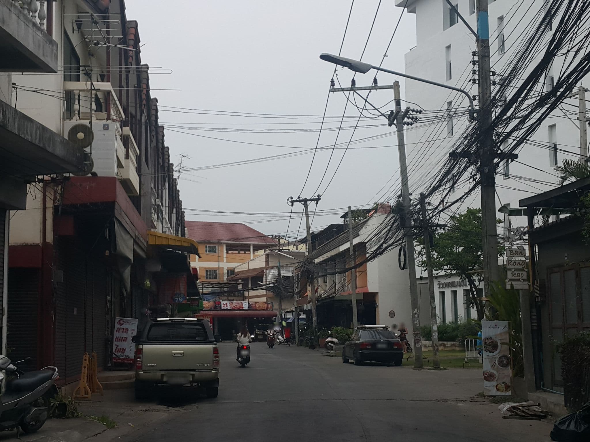 Street view near Yododo Inn, Chiang Mai — © jrcarlsen (CC BY-SA · Mapillary)