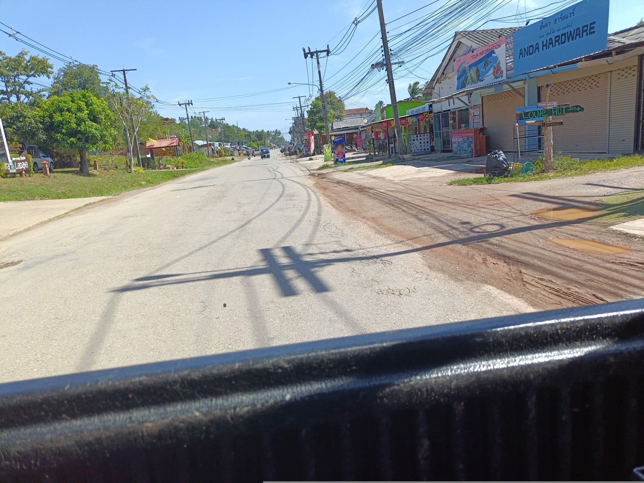 Street view near Susan's Corner, Saladan
