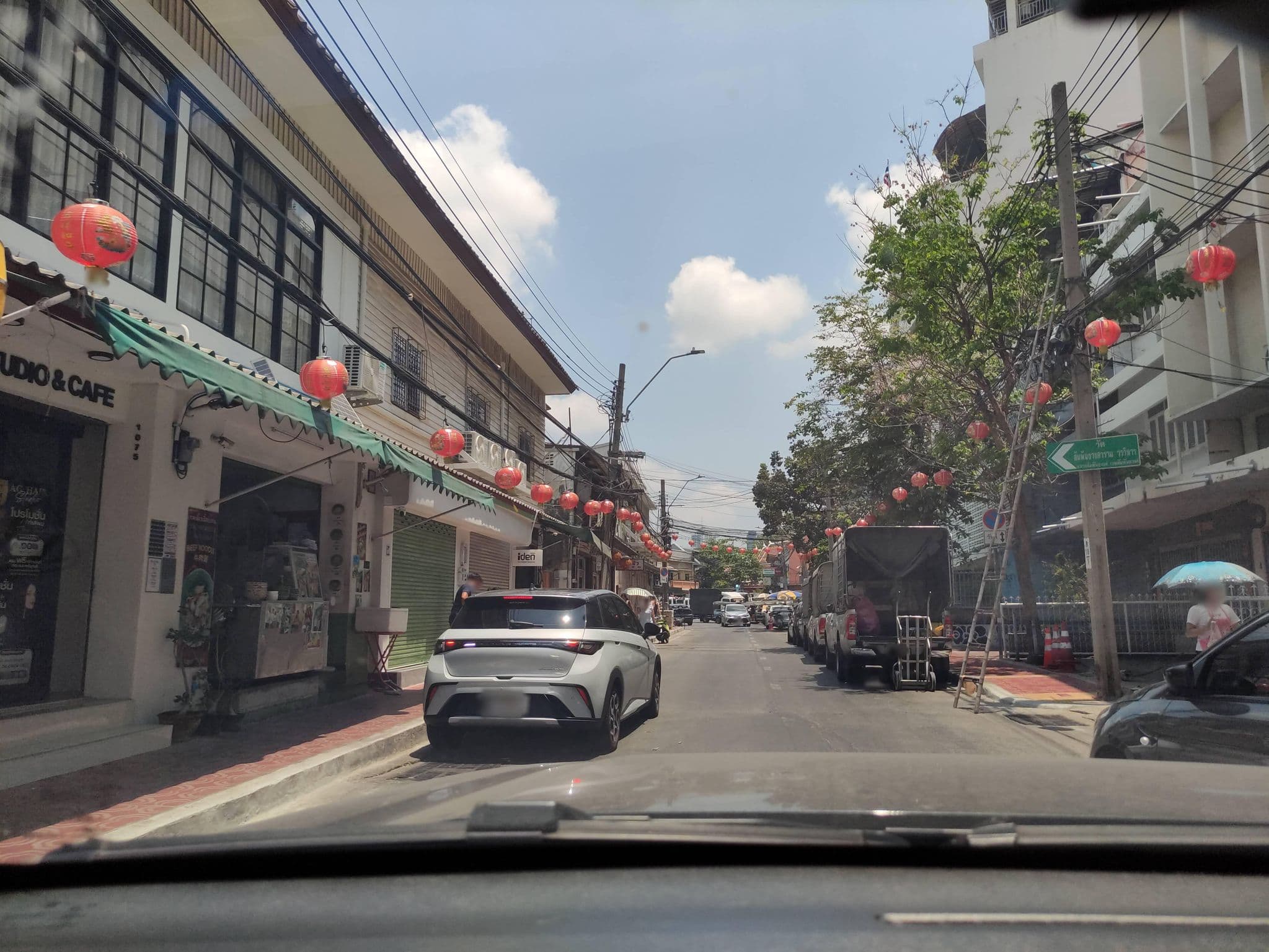 Street view near Shadowinn Hotel, Samphantawong — © kasetitkml_pipitchai (CC BY-SA · Mapillary)