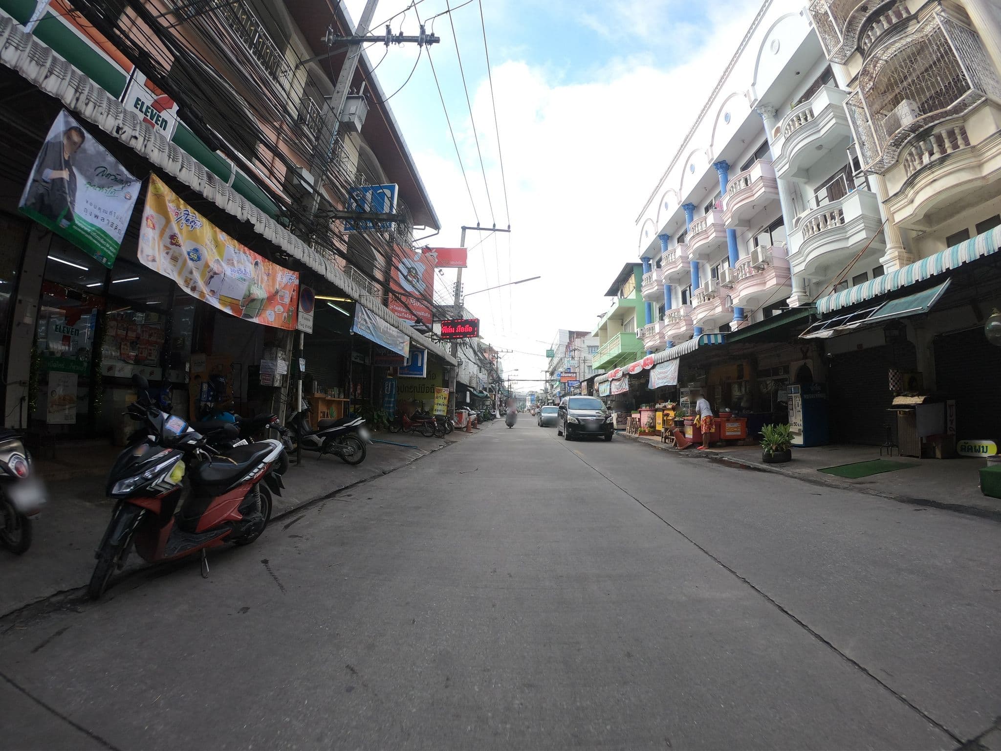 Street view near Santitham Guest House, Chiang Mai