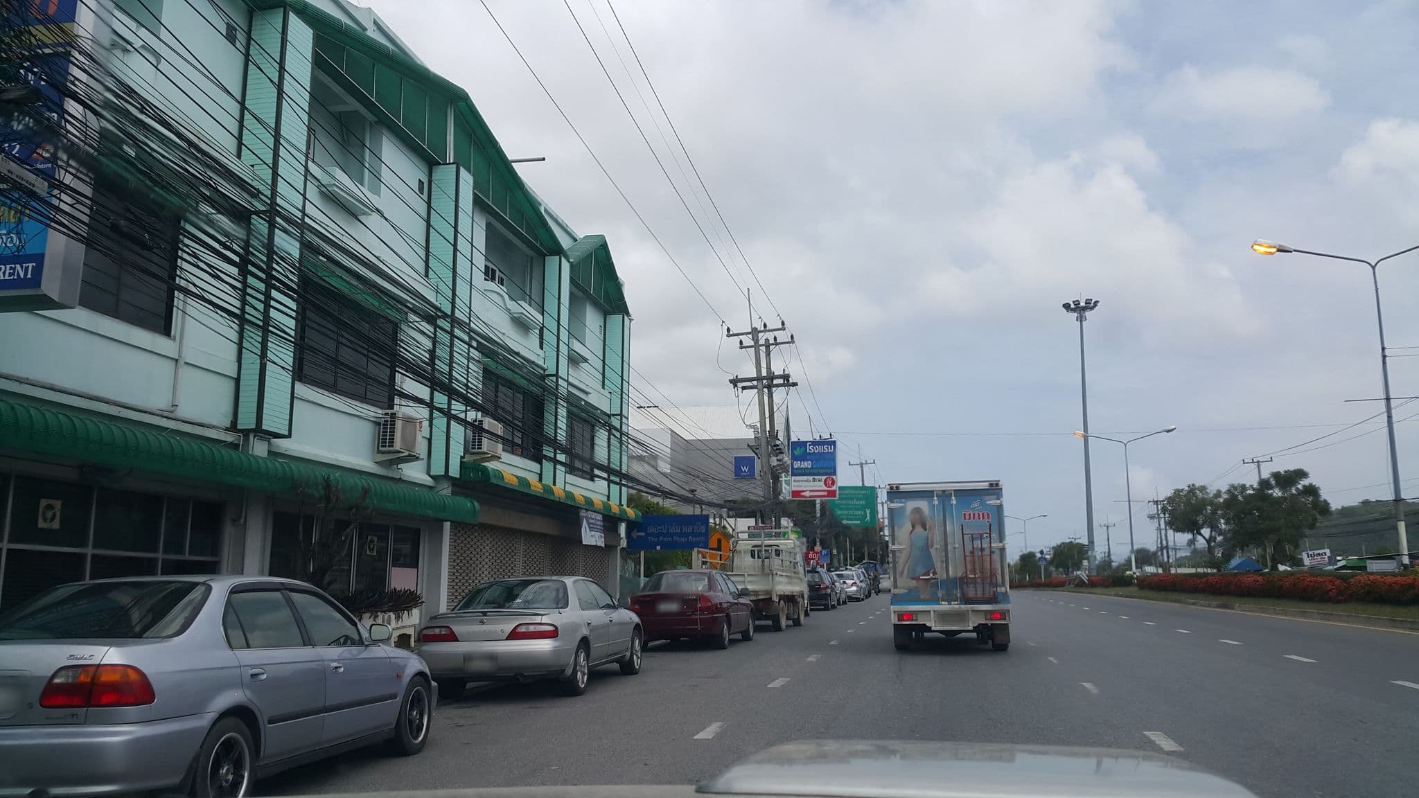 Street view near Jor Koo City Hotel, Ban Chang — © jrcarlsen (CC BY-SA · Mapillary)